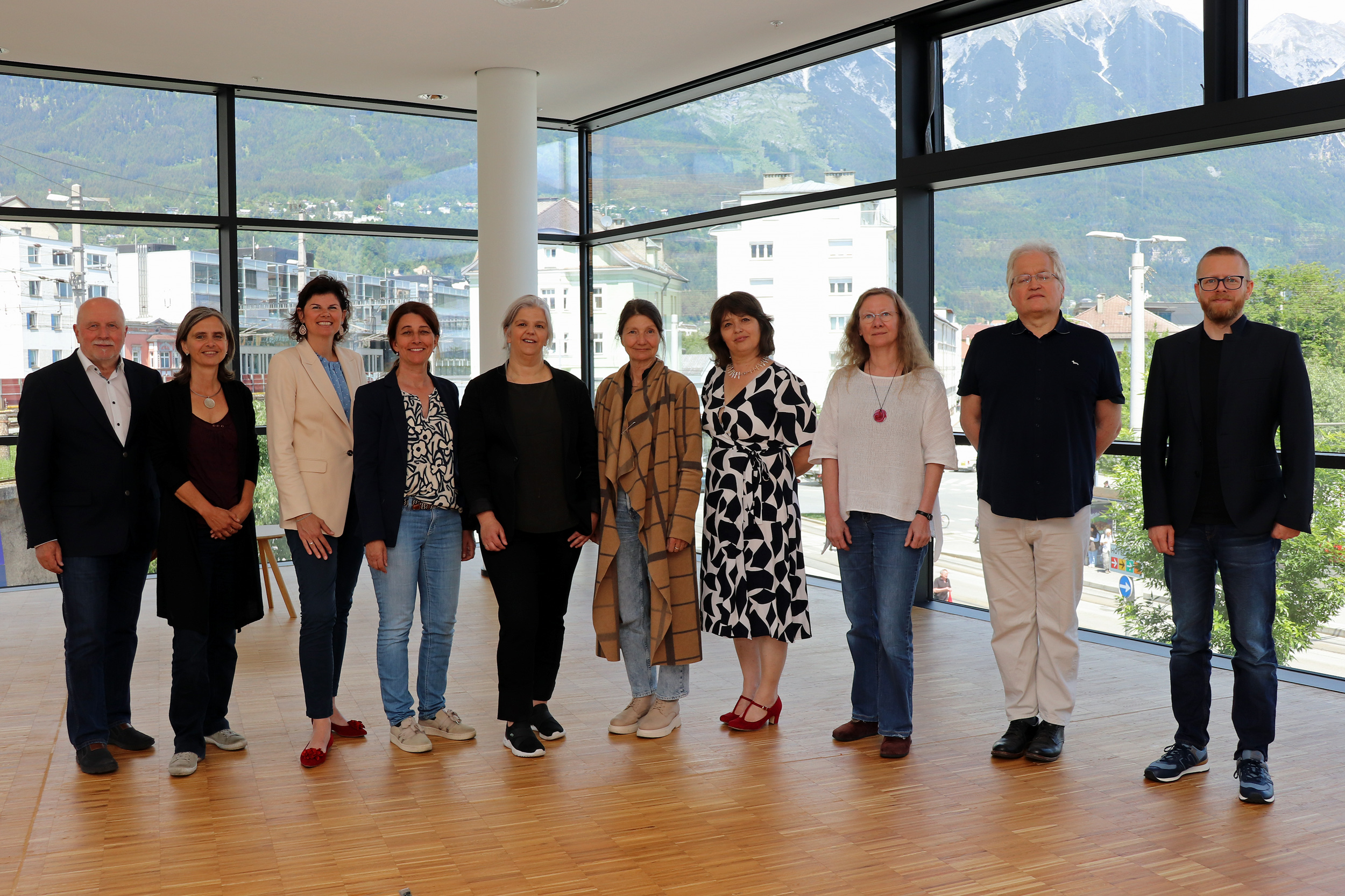Kulturstadträtin Uschi Schwarzl (5.v.r.) und die Leiterin der Stadtbibliothek Innsbruck, Christina Krenmayr (5.v.l.), mit VertreterInnen des Büchereiverbandes Österreich.