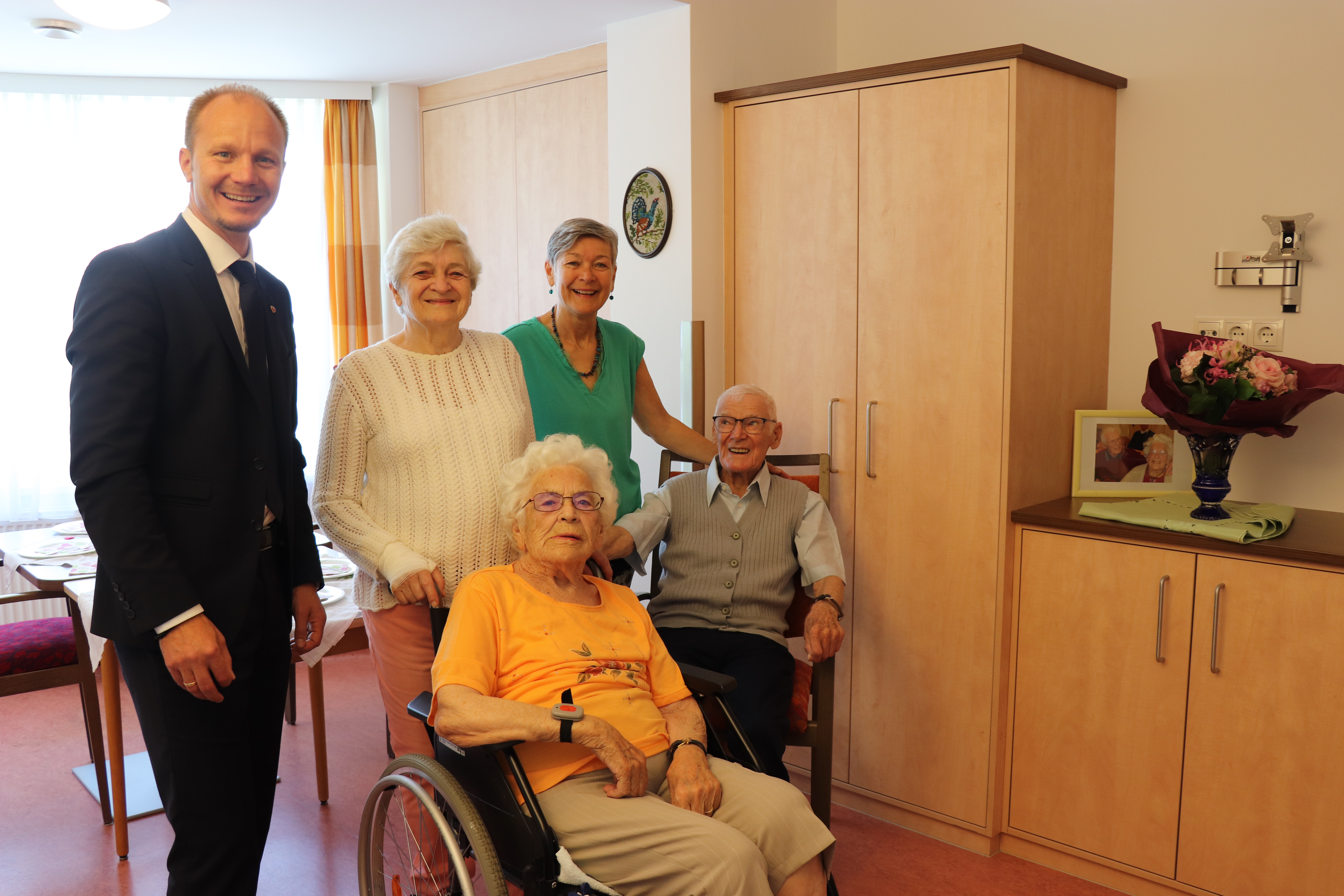 Vizebürgermeister Johannes Anzengruber gratuliert dem Ehepaar Johanna und Ferdinand Jenewein zum 70. Hochzeitstag. Auch die Töchter Elisabeth Rainalter und Brigitte Tomasini freuen sich.