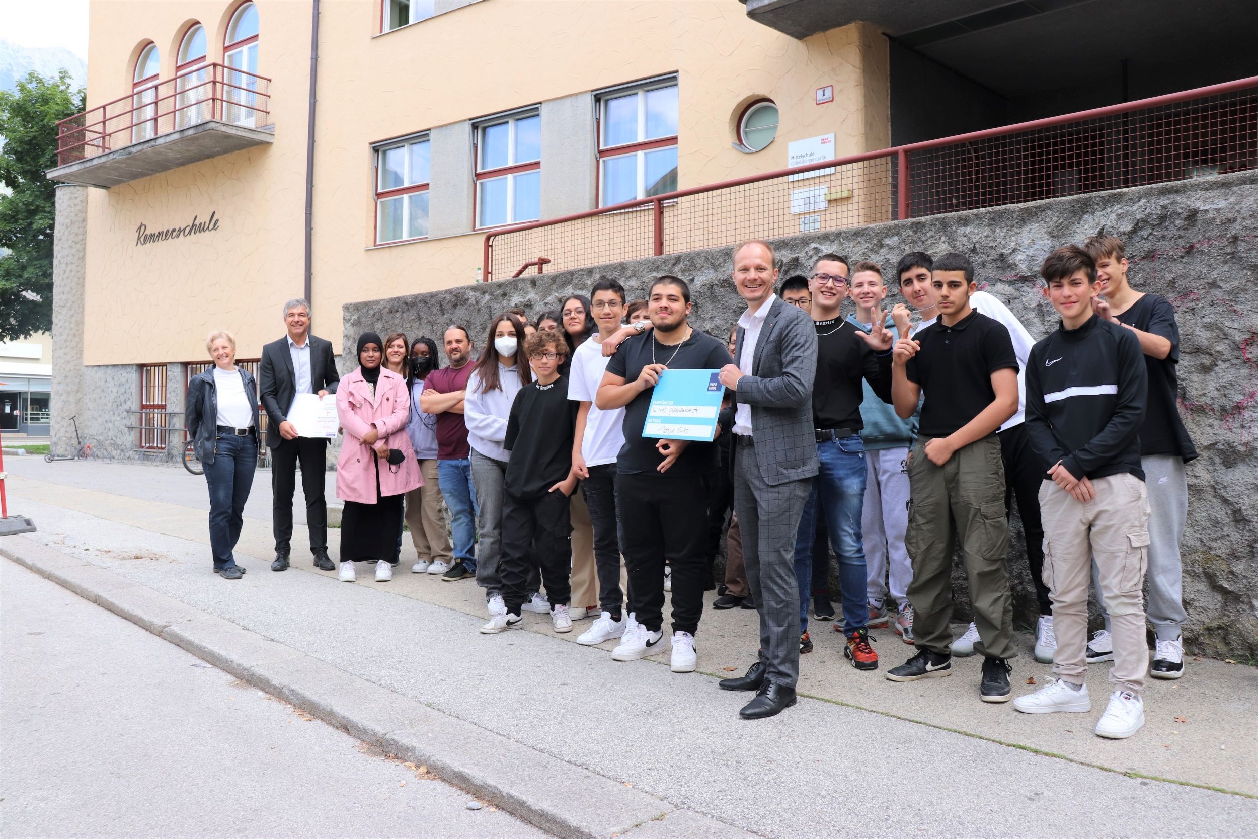 Die erfolgreiche 4a-Klasse der MS Gabelsbergerstraße freute sich mit dem Leiter des Kriminalreferates Christoph Kirchmair vom Stadtpolizeikommando (ganz links) und Vizebürgermeister Johannes Anzengruber (Mitte) über die Auszeichnung.