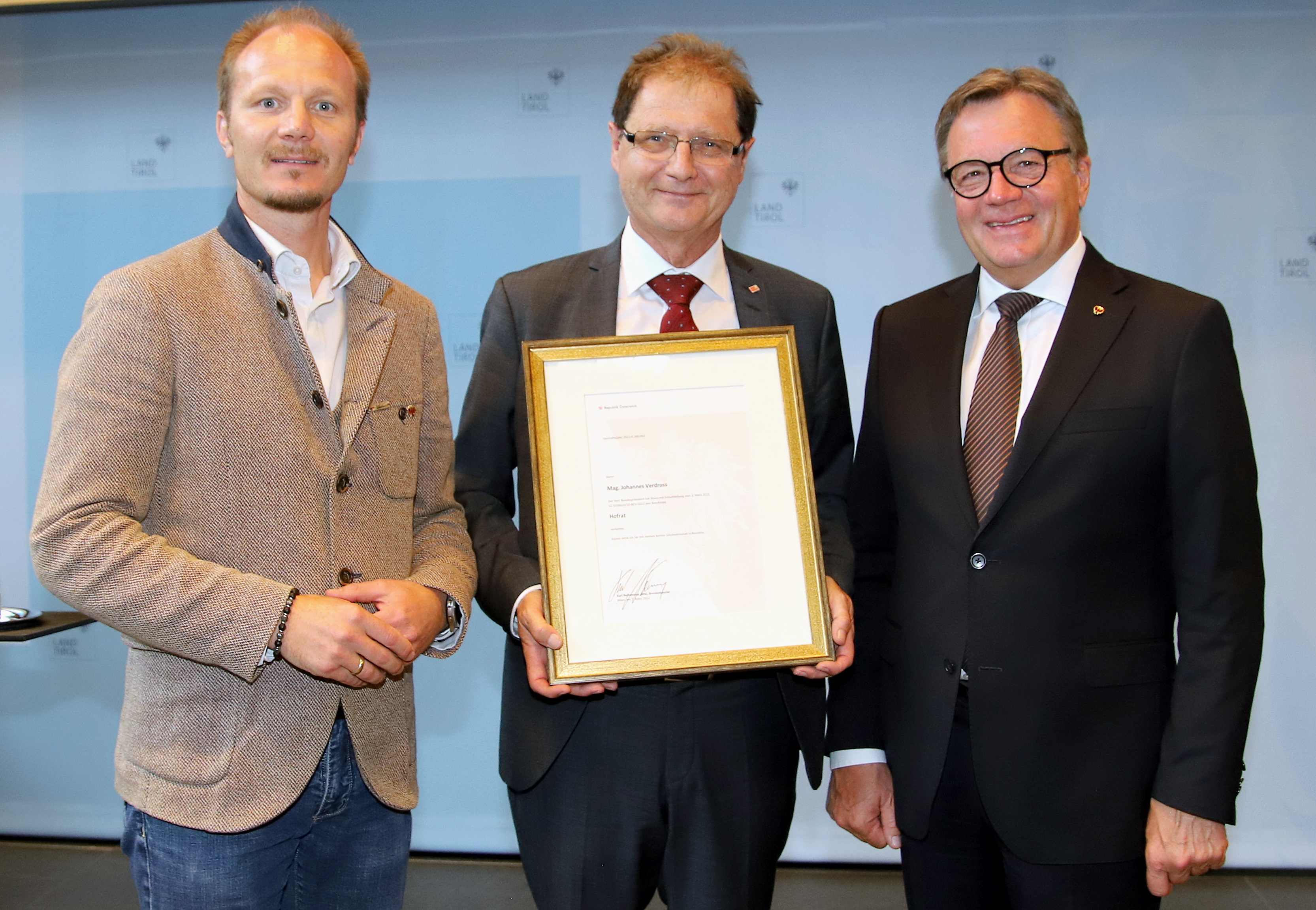Landeshauptmann Günther Platter überreichte am 16. Mai 2022 stellvertretend für Bundespräsident Alexander van der Bellen 12 Bundesauszeichnungen an TirolerInnen, die sich durch ihr vorbildhaftes Wirken verdient gemacht haben. Darunter den langjährigen Leiter der Finanzabteilung und Finanzdirektor-Stellvertreter der Stadt Innsbruck, Johannes Verdross. Der anwesende Innsbrucker Vizebürgermeister Johannes Anzengruber gratulierte dem städtischen Pensionisten als einer der Ersten zum verliehenen Hofrat Titel.