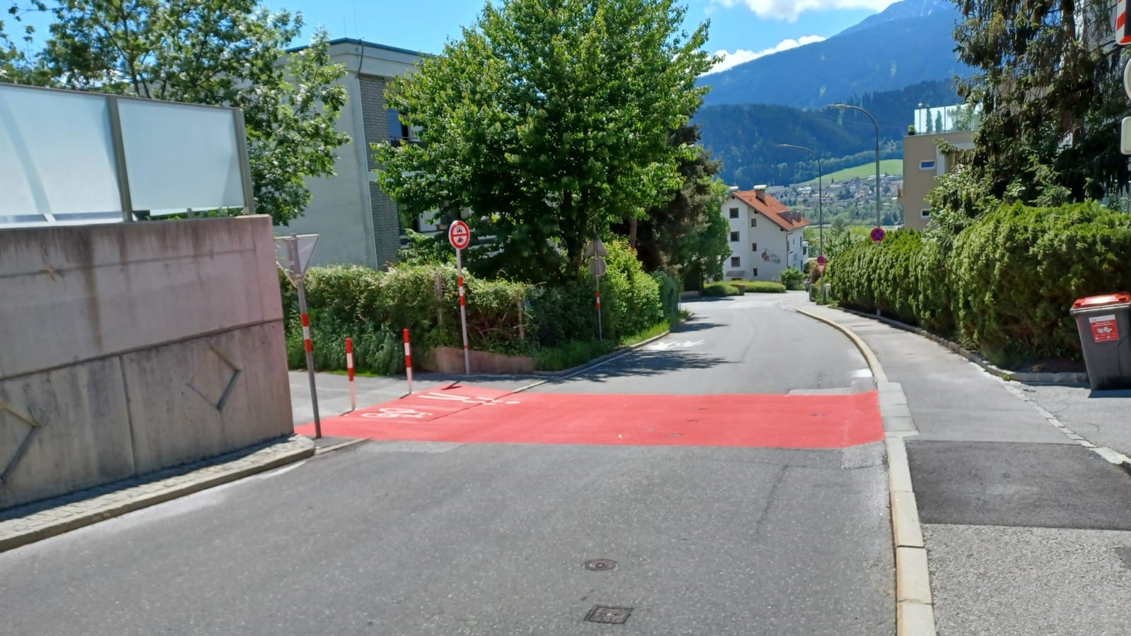Roter Teppich in Kranebitten: An der Kreuzungsstelle Klammstraße – Kranebitterbodenweg entschärft ab sofort diese rote Markierung die Gefahrenstelle.