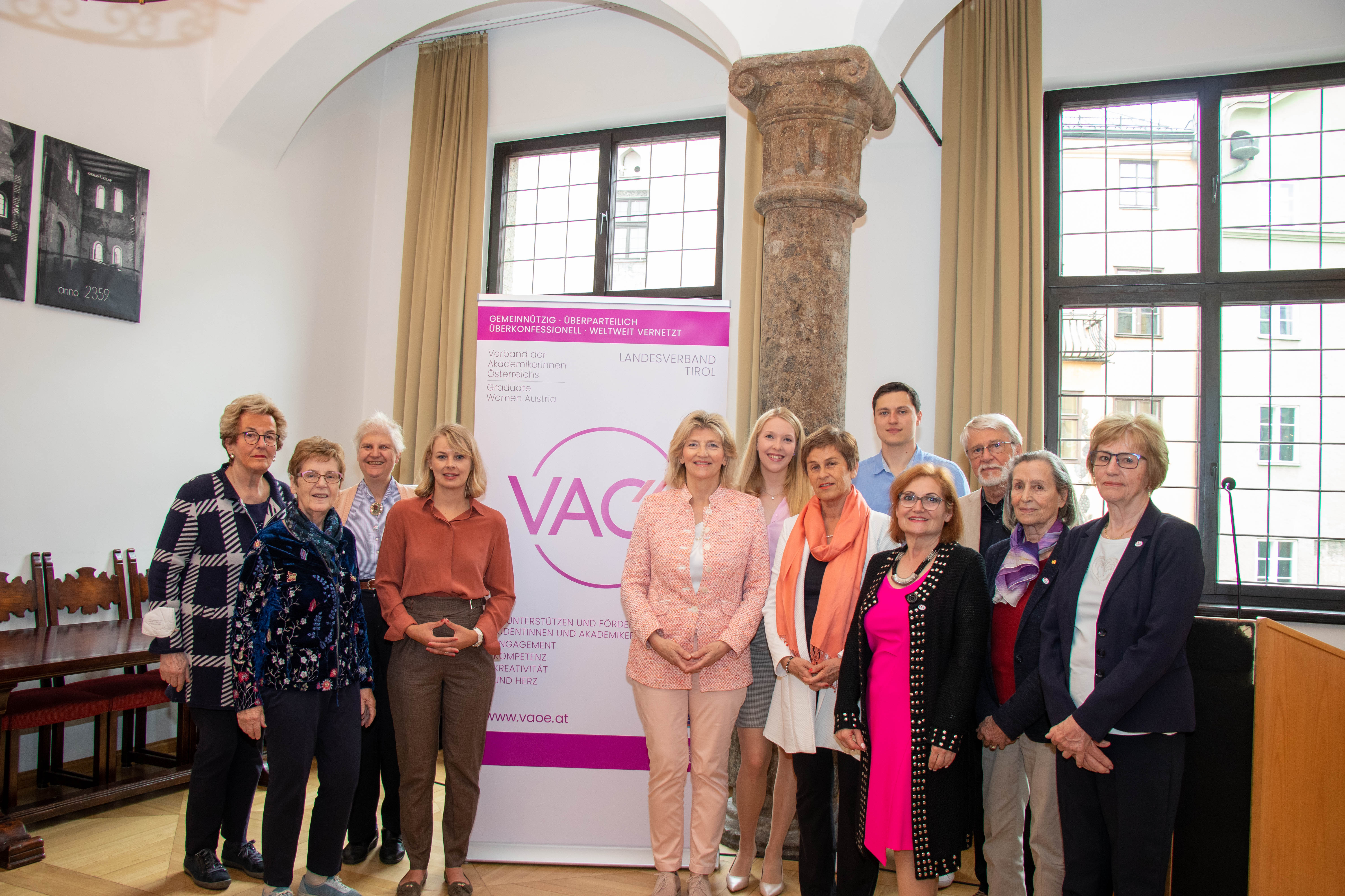 Zum 70-jährigen Bestehen des Tiroler Clubs der Akademikerinnen gratulierte Bildungsstadträtin Mag.a Elisabeth Mayr im historischen Bürgersaal der Landesvorsitzenden Dr. Sybille Saßmann-Hörmann (5. v. l.) und den Mitgliedern persönlich zum Jubiläum. Der Tiroler Verband eröffnet qualifizierten und engagierten Frauen mit Hoch-, Fachhochschulabschluss oder Abschluss der Pädagogischen Akademie internationale und interdisziplinäre Beziehungen und ermutigt zu Qualität, Verantwortung,  Respekt und Selbstvertrauen.