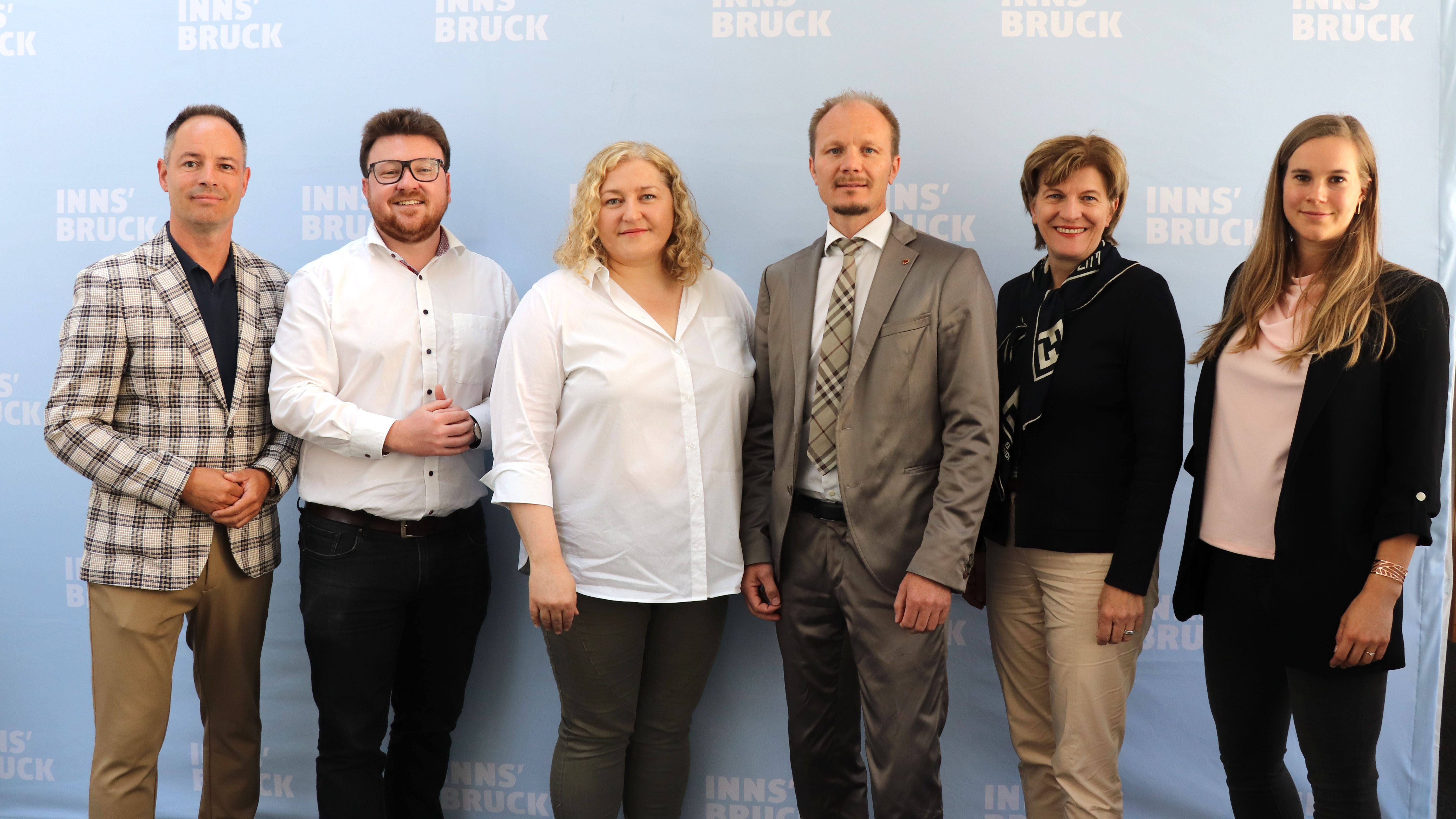 Die Arbeitsgruppe Kurzzeitvermietung von Wohnraum (v.l.): Vizebürgermeister Markus Lassenberger, GR Benjamin Plach, GRin Marcela Duftner (Leitung AG Kurzzeitvermietung), Vizebürgermeister Johannes Anzengruber, Stadträtin Christine Oppitz-Plörer und Andrea Schwaighofer (Leiterin der Magistratsdirektion)