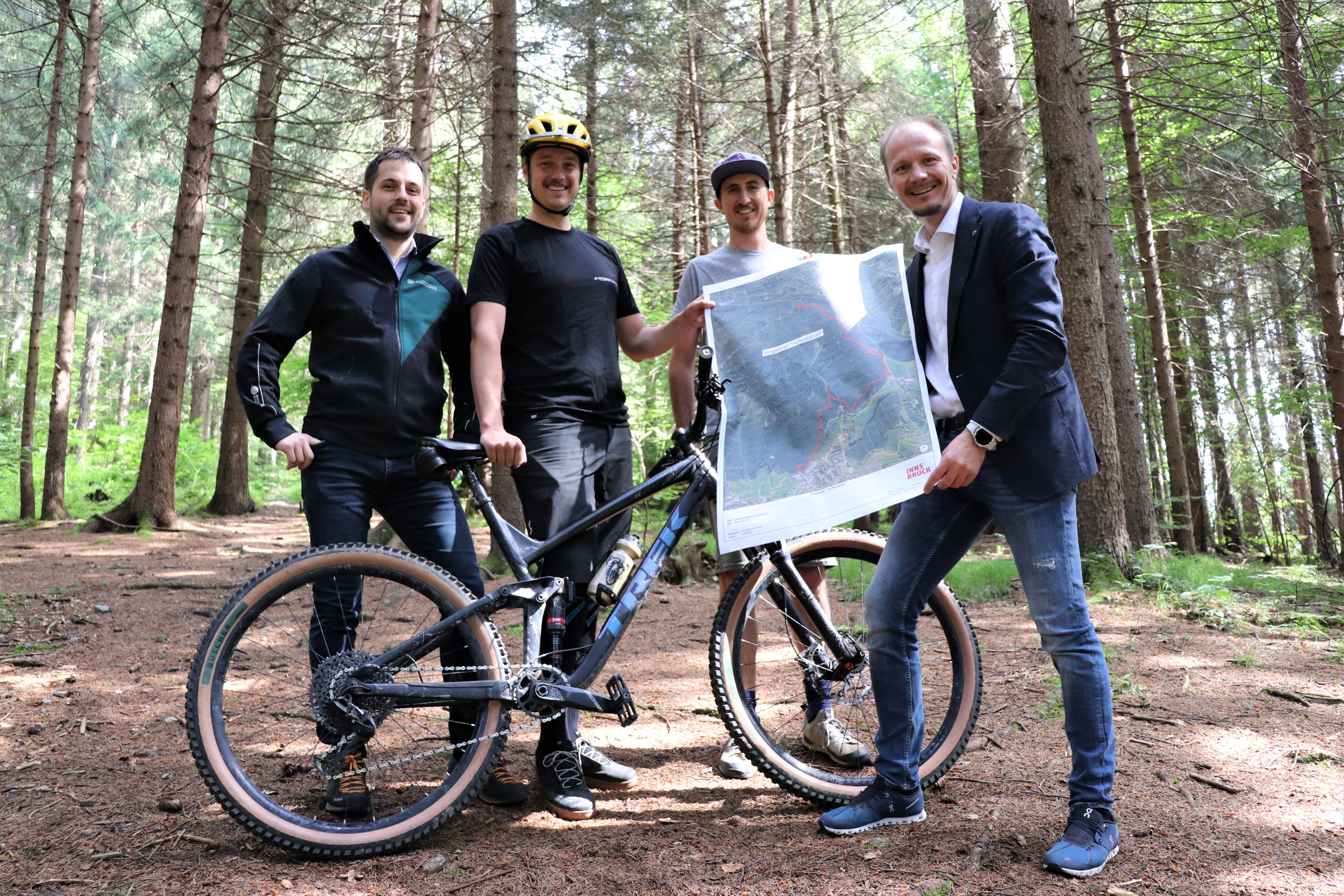 Spatenstich beim Hofwald-Trail: v.l. Tobias Obrist (Betriebsleiter-Stellvertreter, Österreichische Bundesforste), Patrick Meraner (Verein MTB Innsbruck), David Messner (Referat Natur und Erholung) und Vizebürgermeister Johannes Anzengruber.