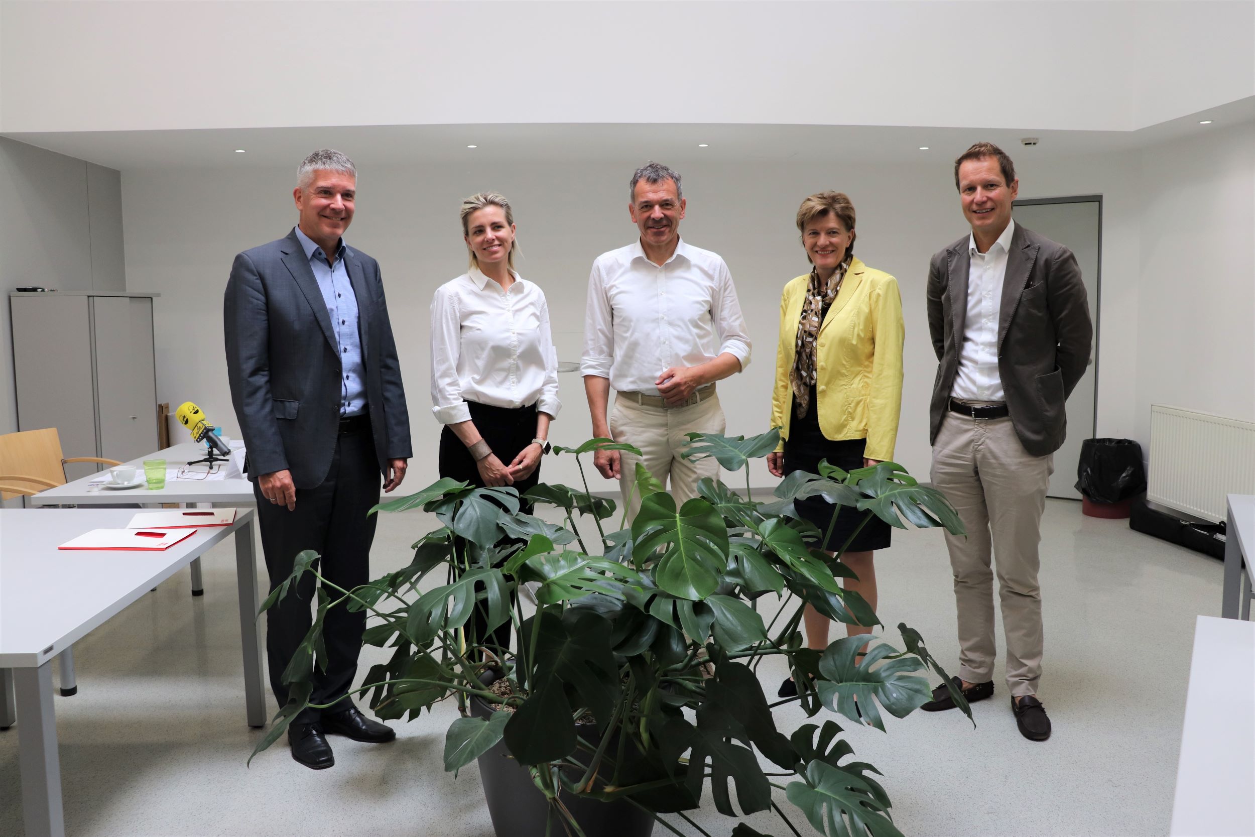 Präsentierten die Standortoffensive Reichenau (v.l.): Markus Dax (Geschäftsführer STEKA Werke; Bezirksausschuss Wirtschaftskammer), Daniela Allmeier (Geschäftsführerin RAUMPOSITION), Bürgermeister Georg Willi, Stadträtin Christine Oppitz-Plörer und Dieter Unterberger (Geschäftsführer Unterberger Gruppe; Spartenobmann Handel Wirtschaftskammer Tirol).