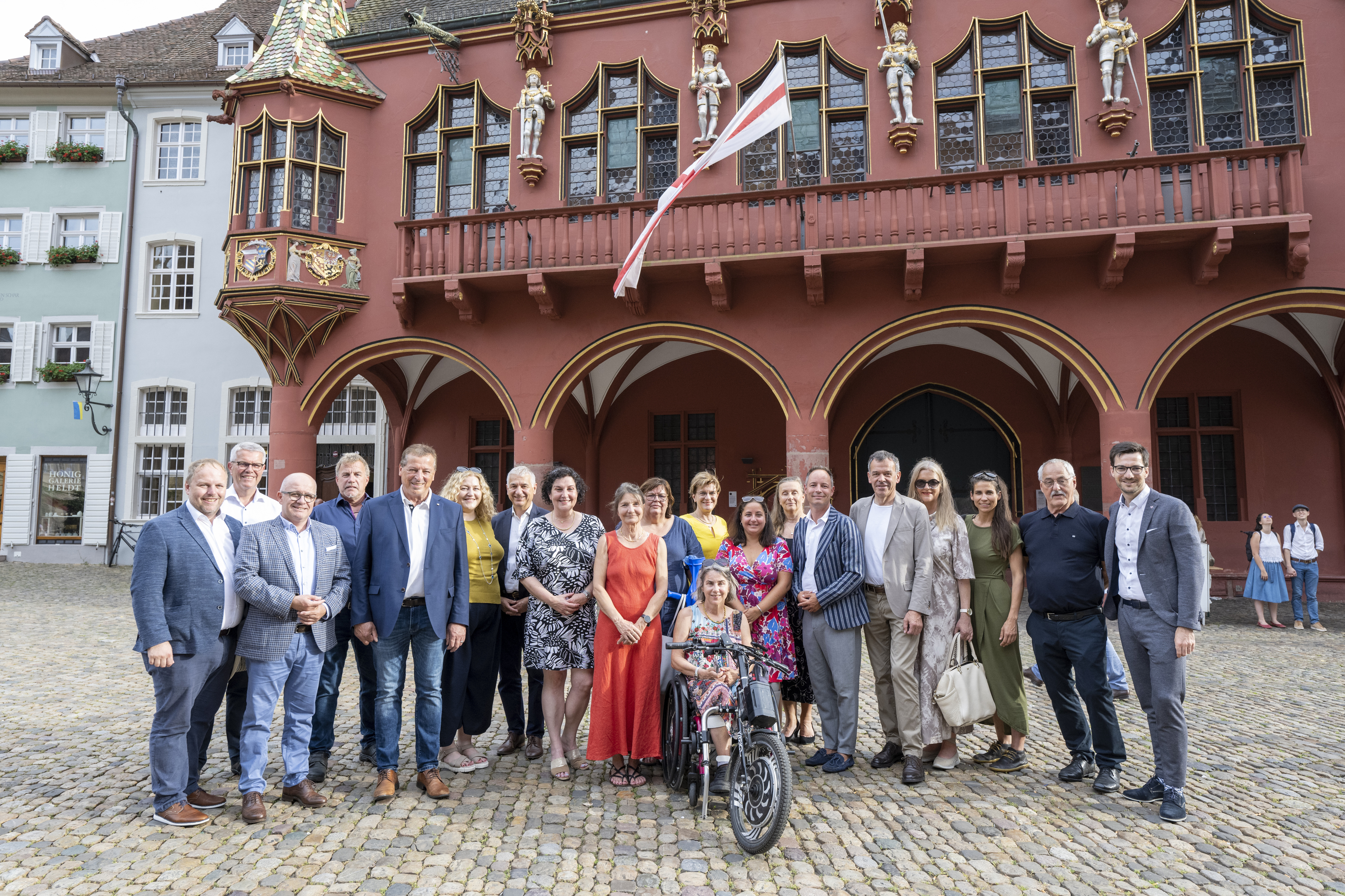 Partnerschaftlichen Besuch in Freiburg: Gruppenfoto von Innsbrucks Delegation mit Freiburgs Oberbürgermeister Martin Horn (1.v.r.)
