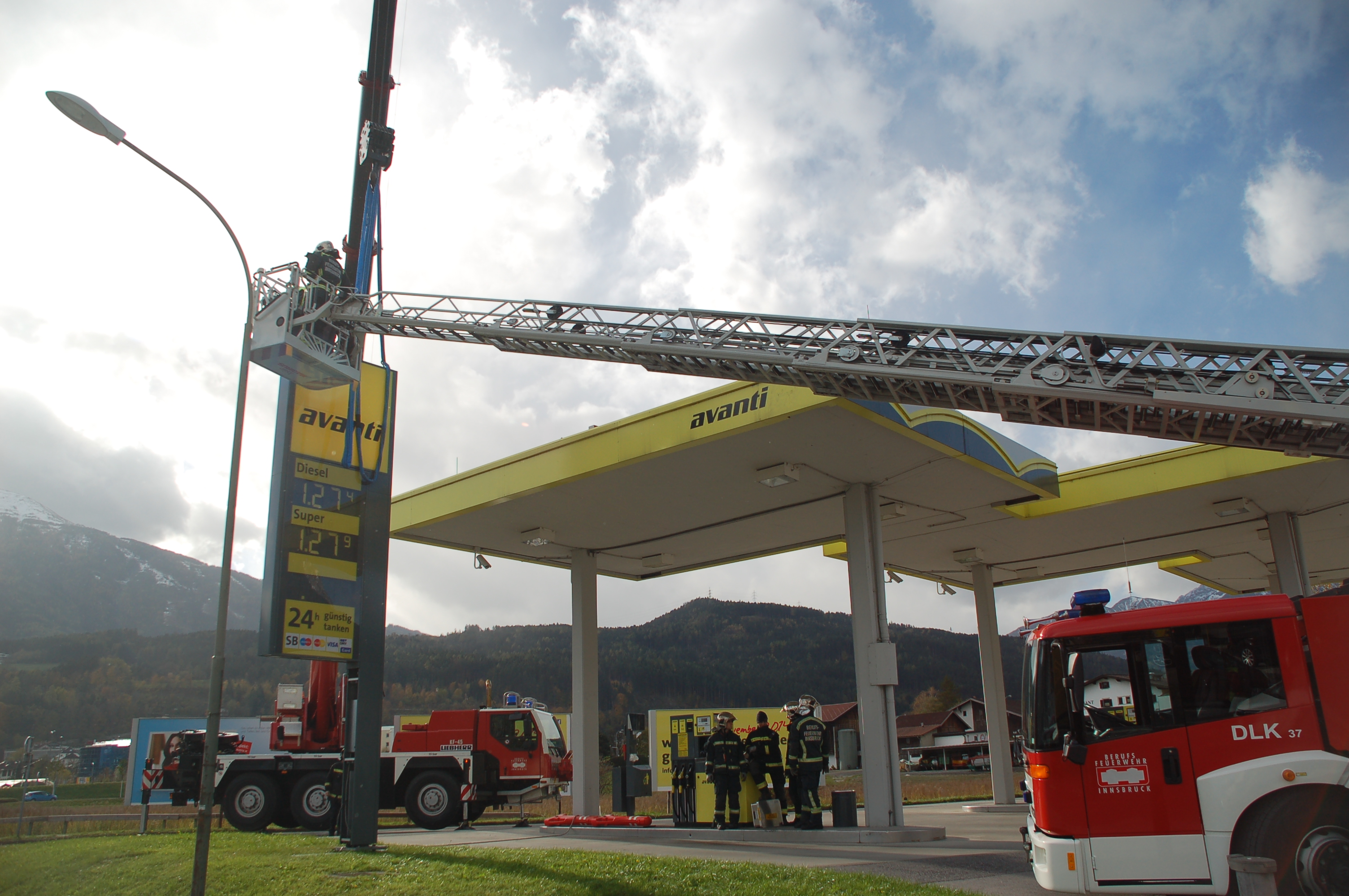 Eine Anzeigetafel am Südring drohte umzustürzen und musste von der Berufsfeuerwehr Innsbruck rasch abgebaut werden.