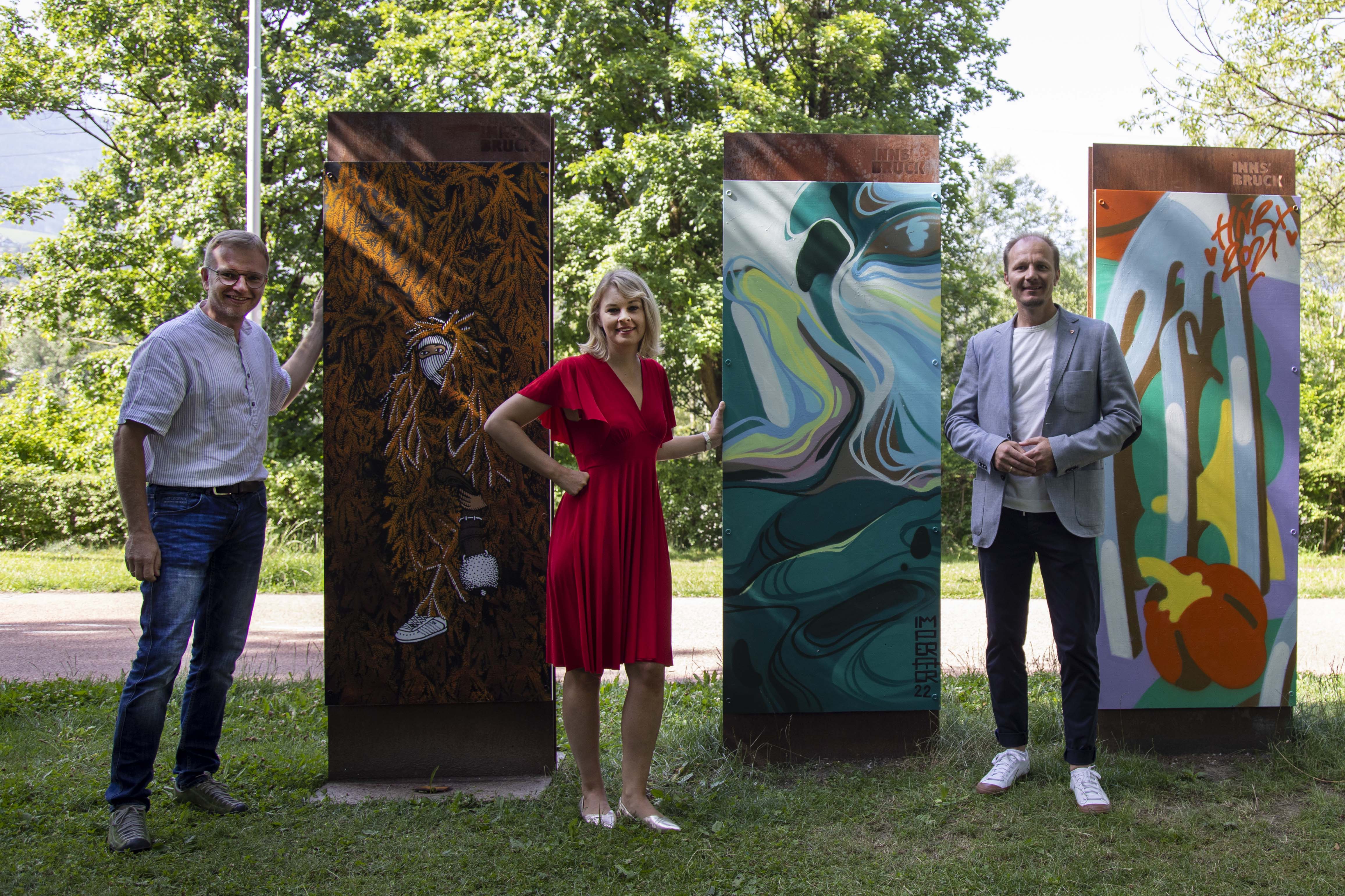 Künstlerischer Ausdruck des alpin-urbanen Gedankens: Stadträtin Elisabeth Mayr und Vizebürgermeister Johannes Anzengruber machten sich gemeinsam mit „Plan i“-Koordinator Albuin Neuner (li.) ein Bild vor Ort.