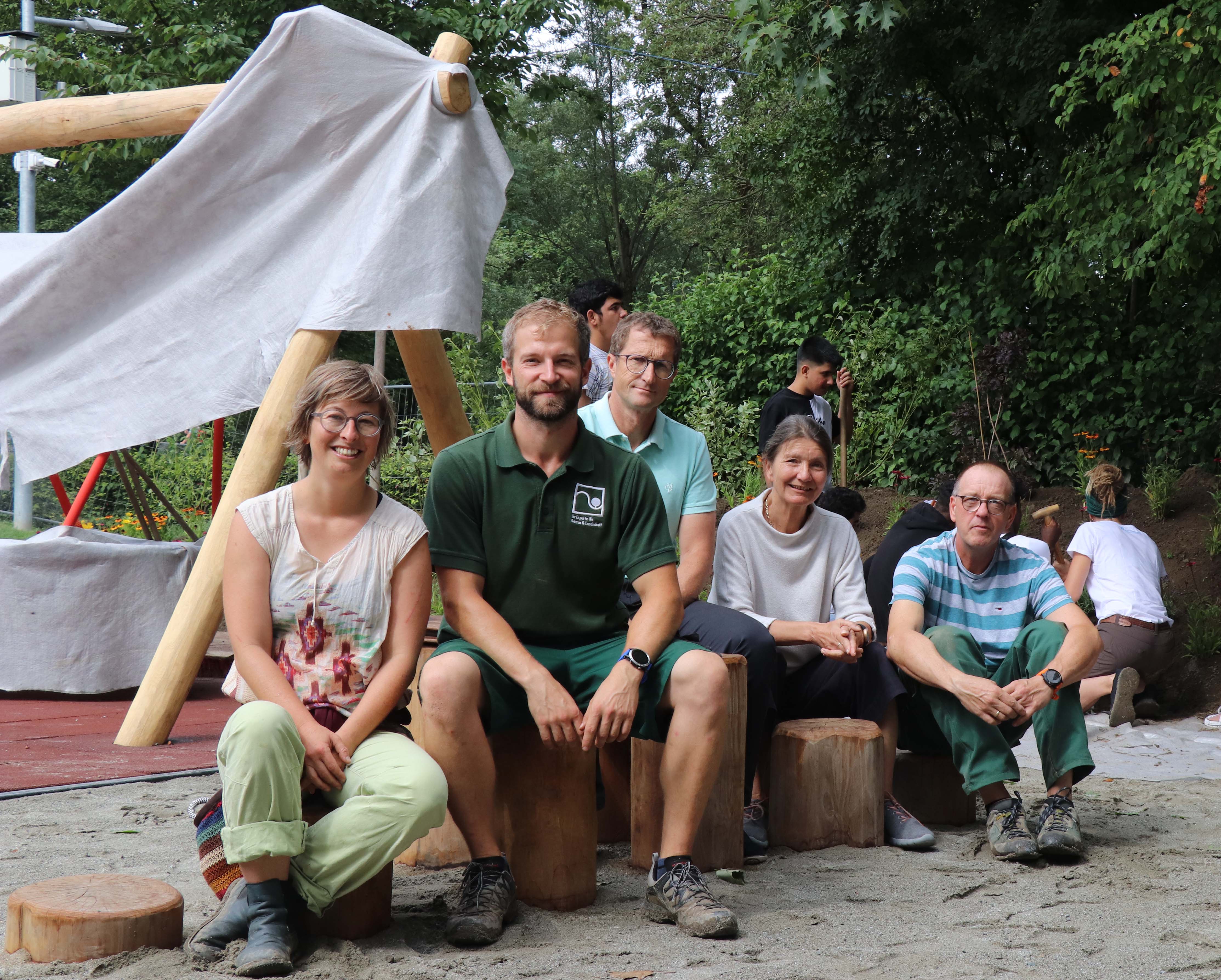 Freuen sich über eine tolle Zusammenarbeit (v.l.): Lisa Stöllnberger (Planung Grünanlagen), Ricardo Leuschel (Lehrlingsausbildner Grünanlagen), Thomas Klingler (Amtsvorstand Stadtgartenverwaltung), Uschi Schwarzl (Stadträtin) und Robert Mair (Lehrlingsausbildner Grünanlagen).