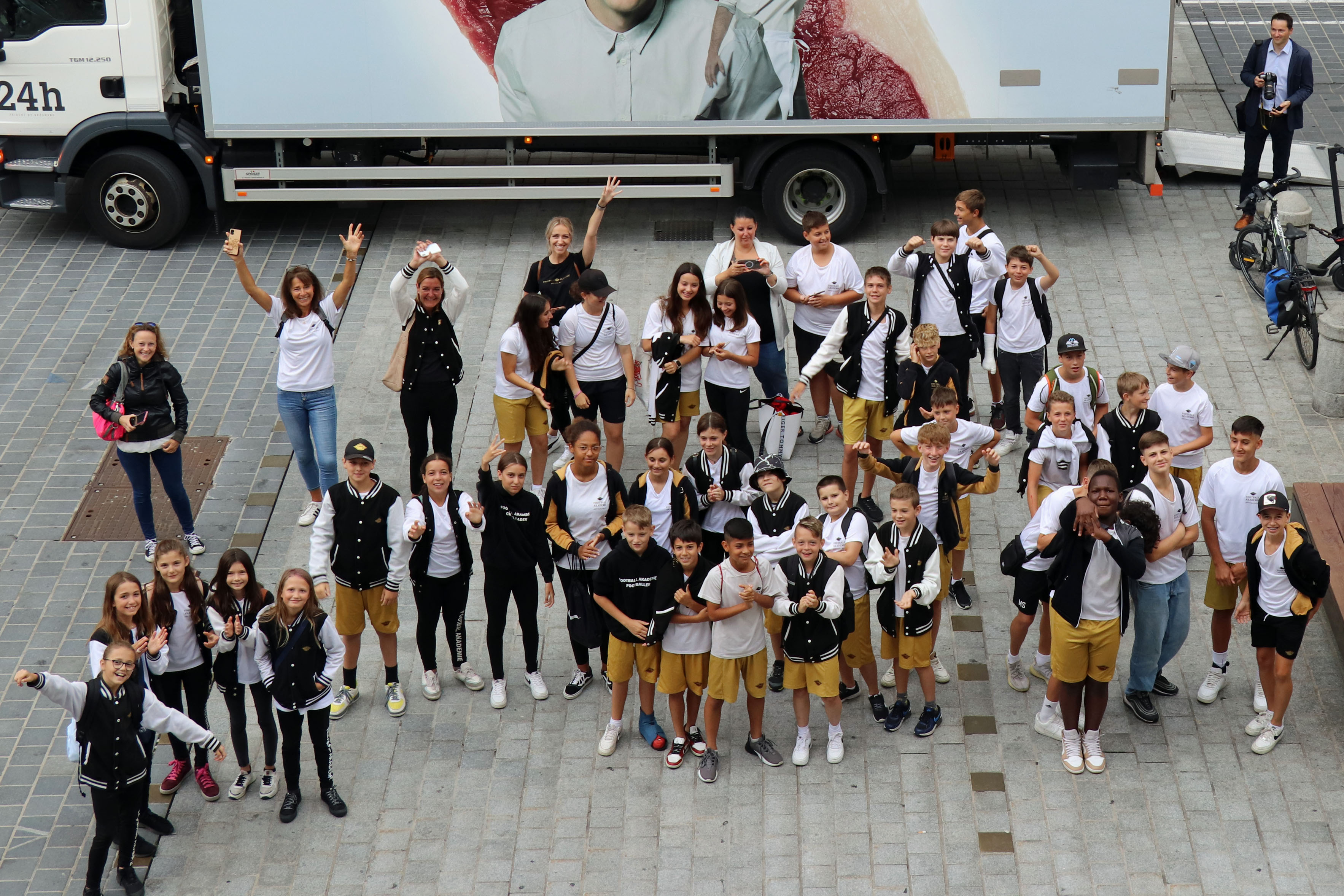 Von ihren Fans wurden die erfolgreichen Flag Footballer von der Maria Theresien Straße aus bejubelt.