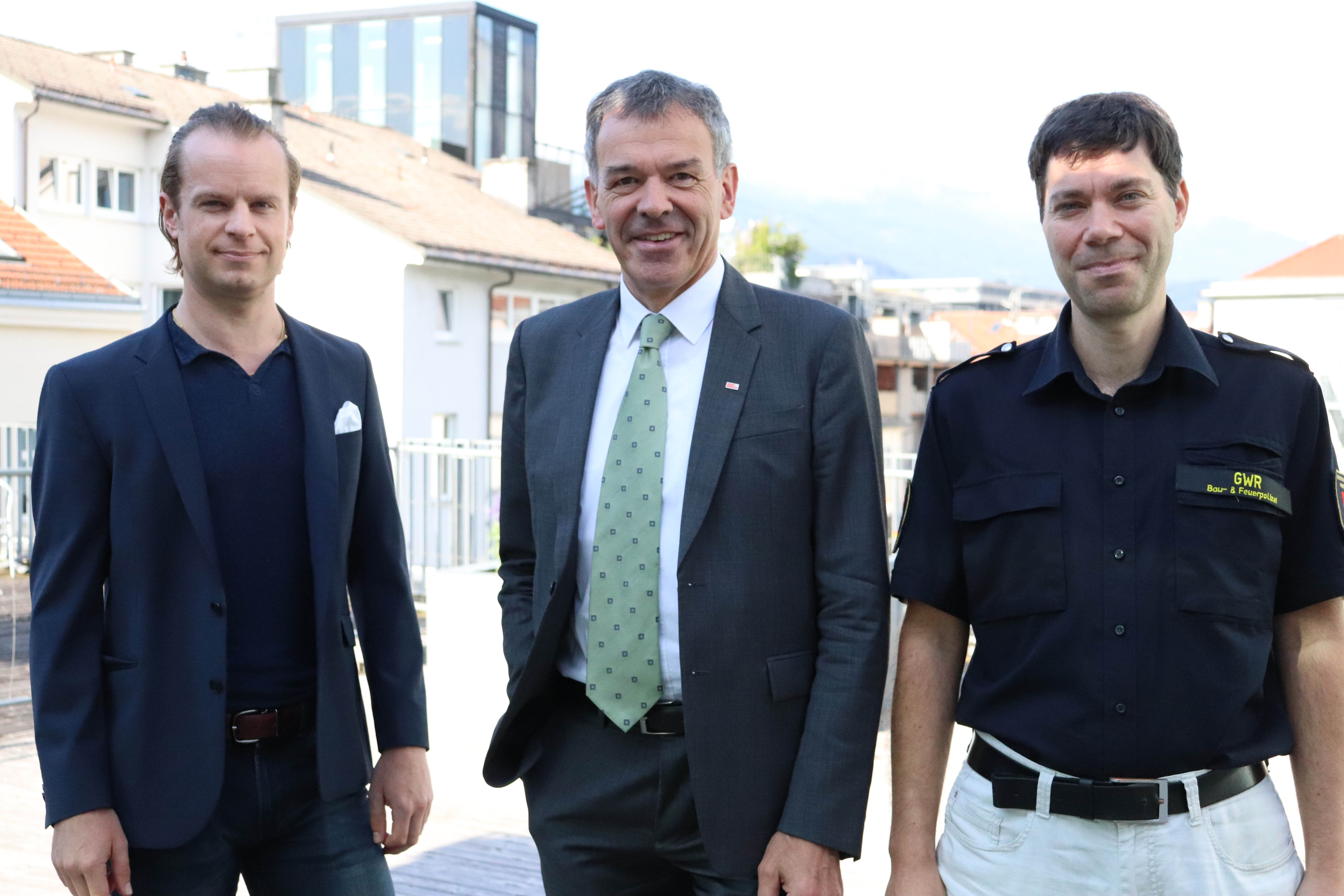 Das Leerstandsmonitoring ist für die Stadt Innsbruck ein großes Thema. v.l. Mathias Behmann (Referat für Statistik und Berichtswesen), Bürgermeister Georg Willi und Manfred Hirsch (Referat Gebäude- und Wohnungsregister).