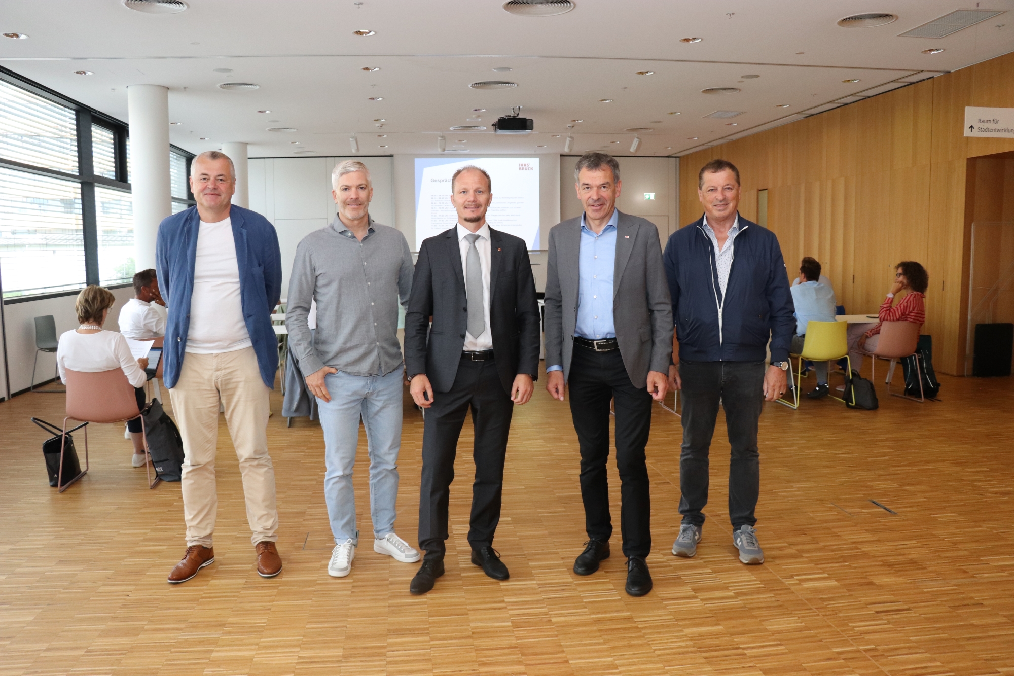 Machten die Pflege in Innsbruck zum Thema (v.l.): Hubert Innerebner (Geschäftsführer ISD), Gemeinderat Stefan Gleinser, Vizebürgermeister Johannes Anzengruber, Bürgermeister Georg Willi und Gemeinderat Helmut Buchacher.