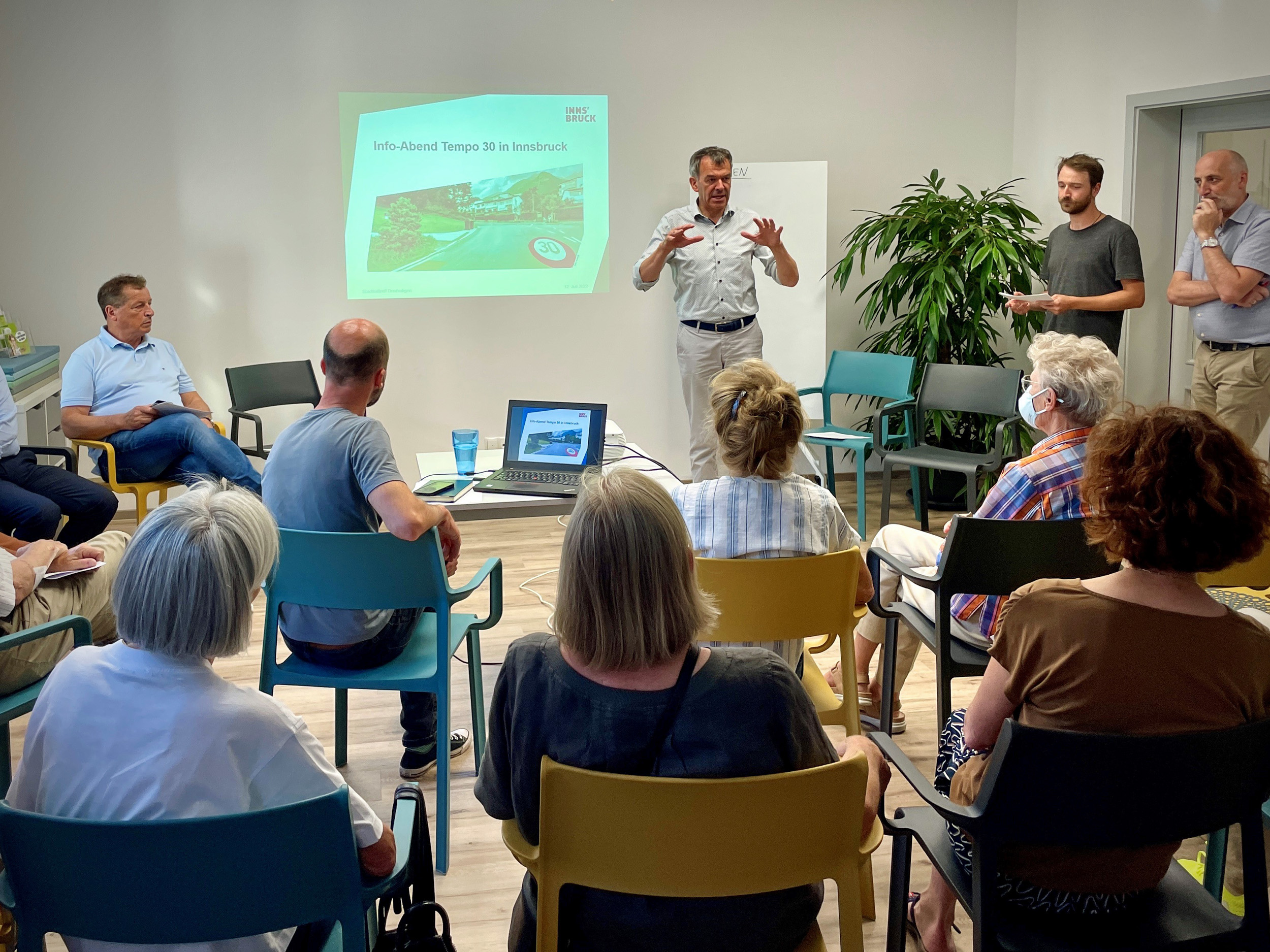 Bürgermeister Georg Willi erläutert bei den Veranstaltungen zu Tempo 30 den Stand der Planungen.