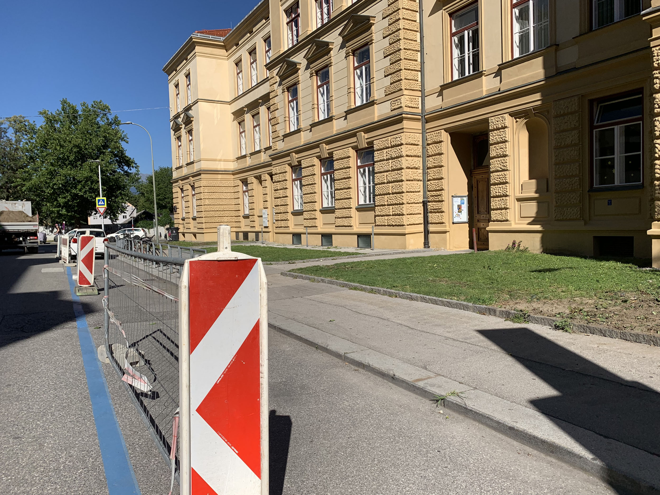Am Schulcampus Wilten wird der Gehsteig verbreitert und ein neuer durchgehender Radweg ermöglicht.