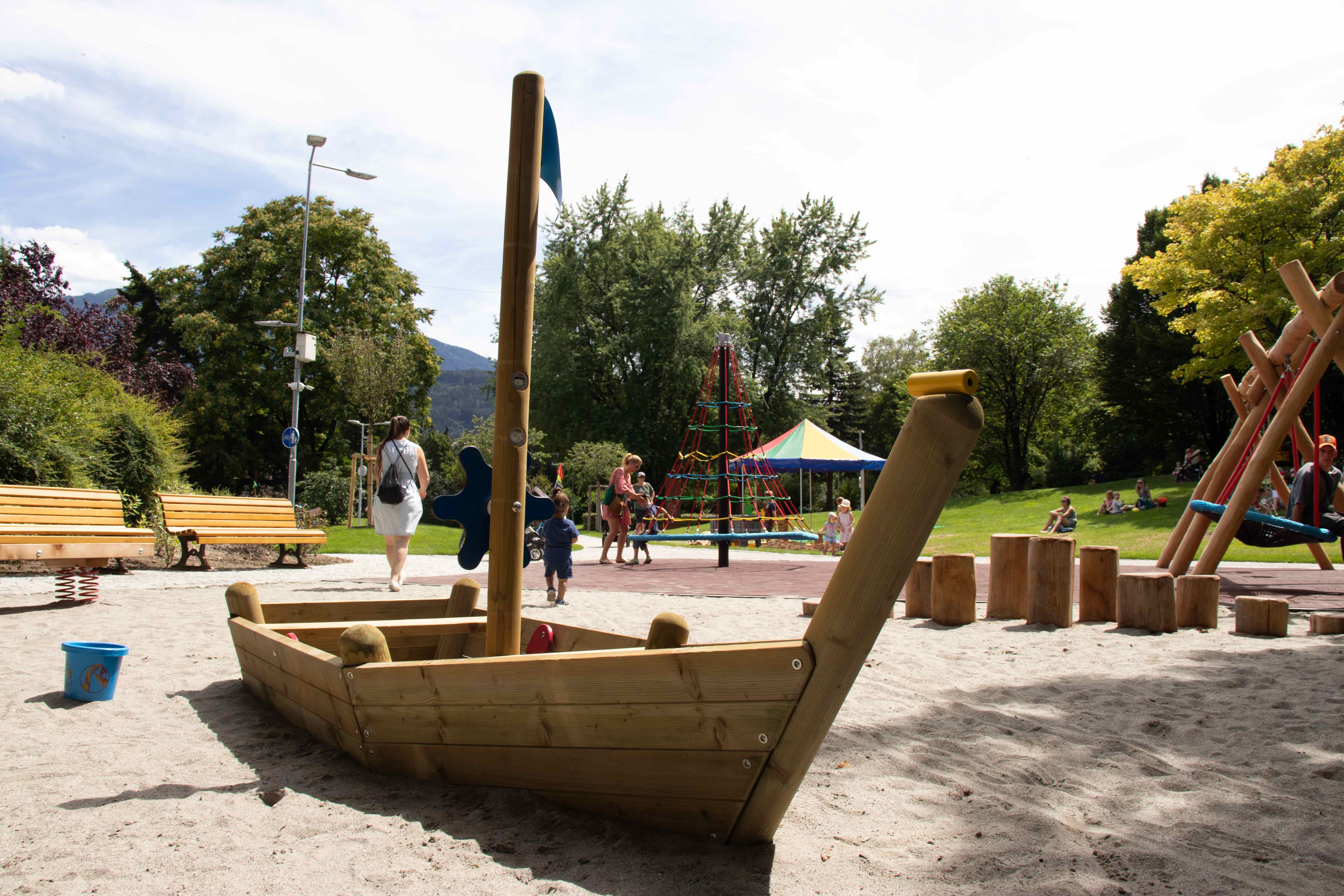 Der neue Spielplatz im Rapoldipark wurde ganz unter dem Motto „Leben mit den Sill-PiratInnen“ gestaltet.