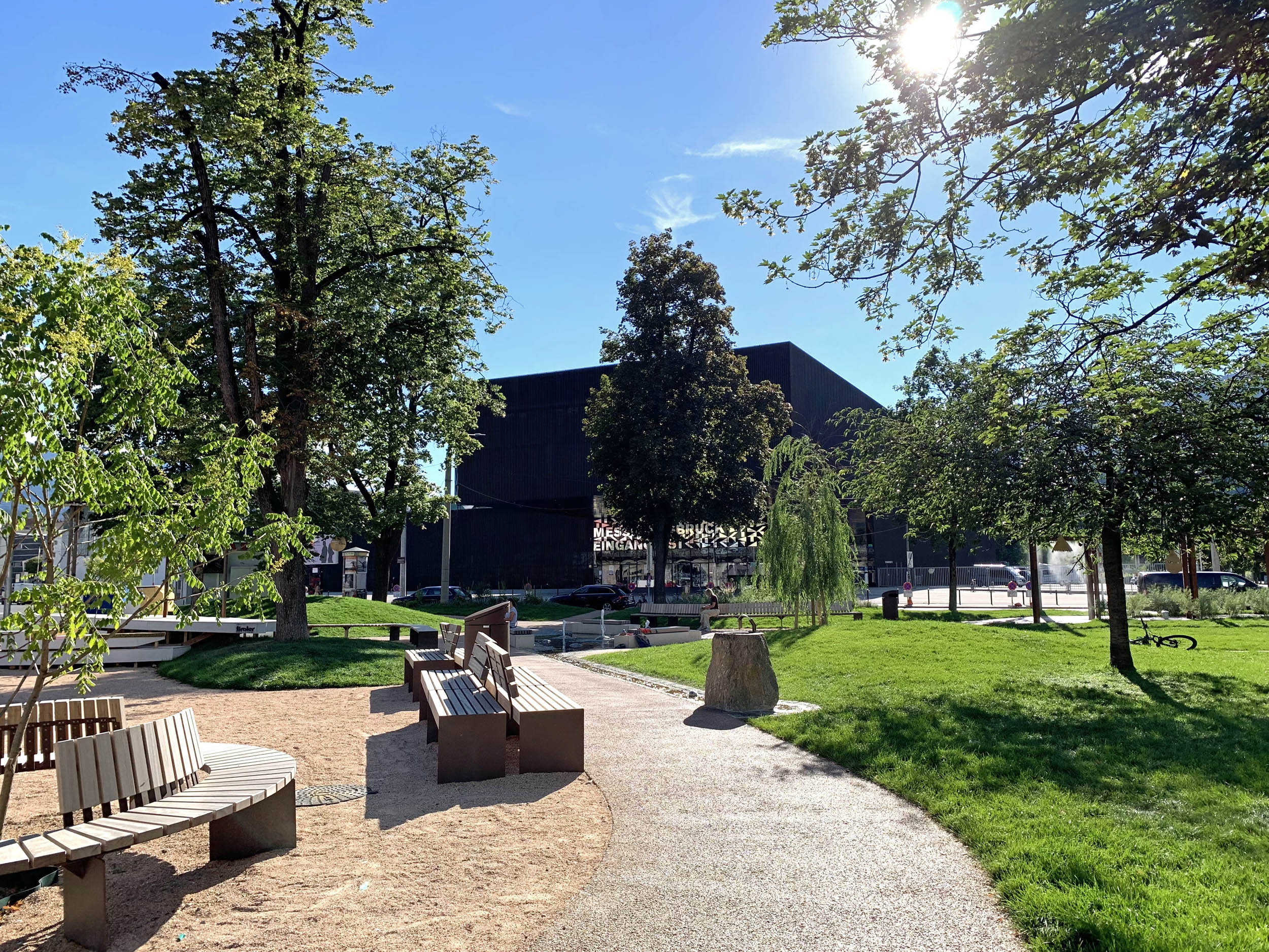 Der neue Messepark mit 17 neuen Bäumen, Wasserspielen und einer grünen Hügellandschaft ist ein Vorzeigeprojekt gegen Hitze in der Stadt und wird wissenschaftlich von der Universität Innsbruck begleitet.