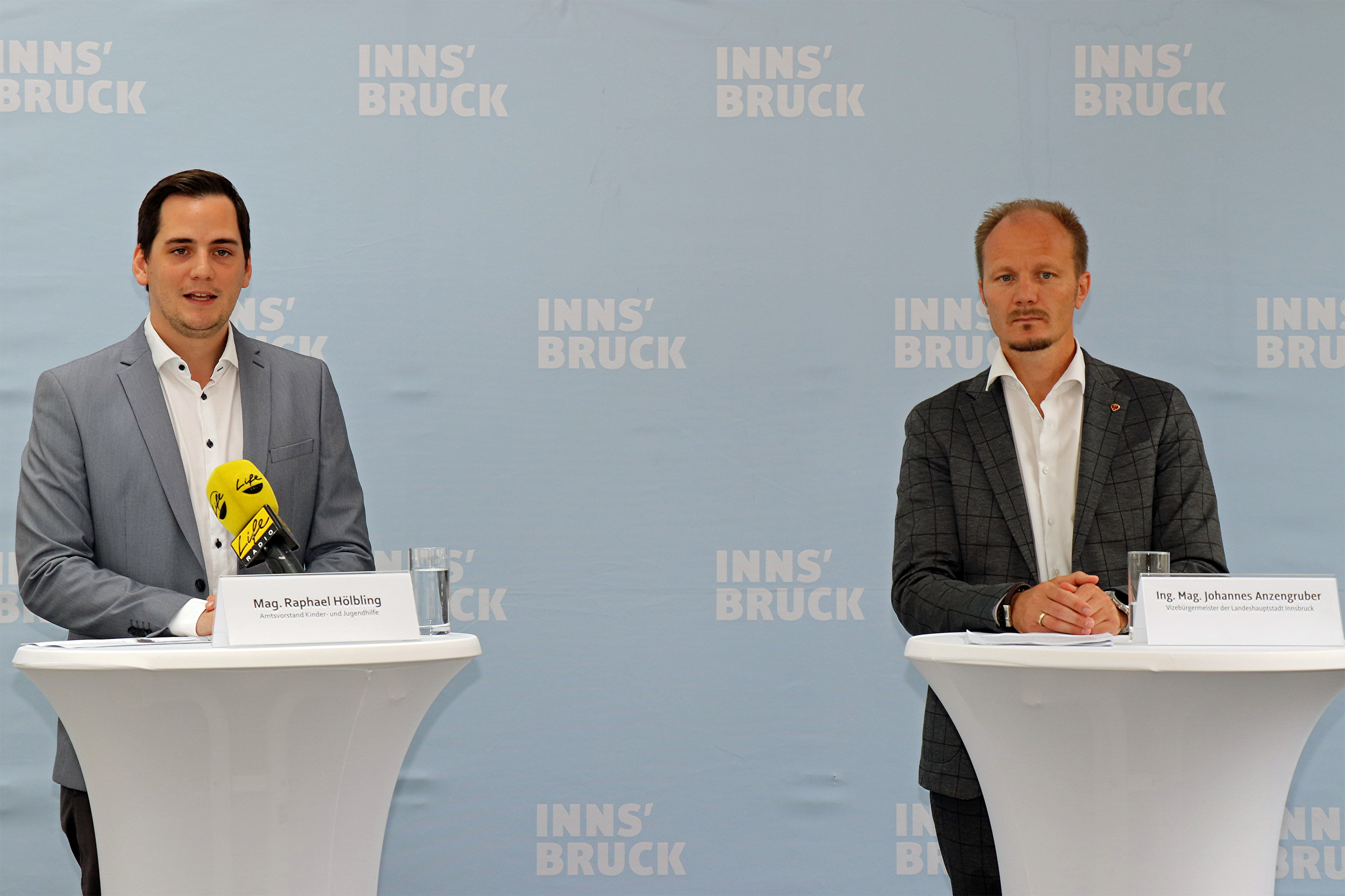 Raphael Hölbling, Amtsvorstand Kinder- und Jugendhilfe, und Vizebürgermeister Johannes Anzengruber (r.) appellieren an Interessierte, sich der verantwortungsvollen Aufgabe einer Pflegeelternschaft zu stellen.