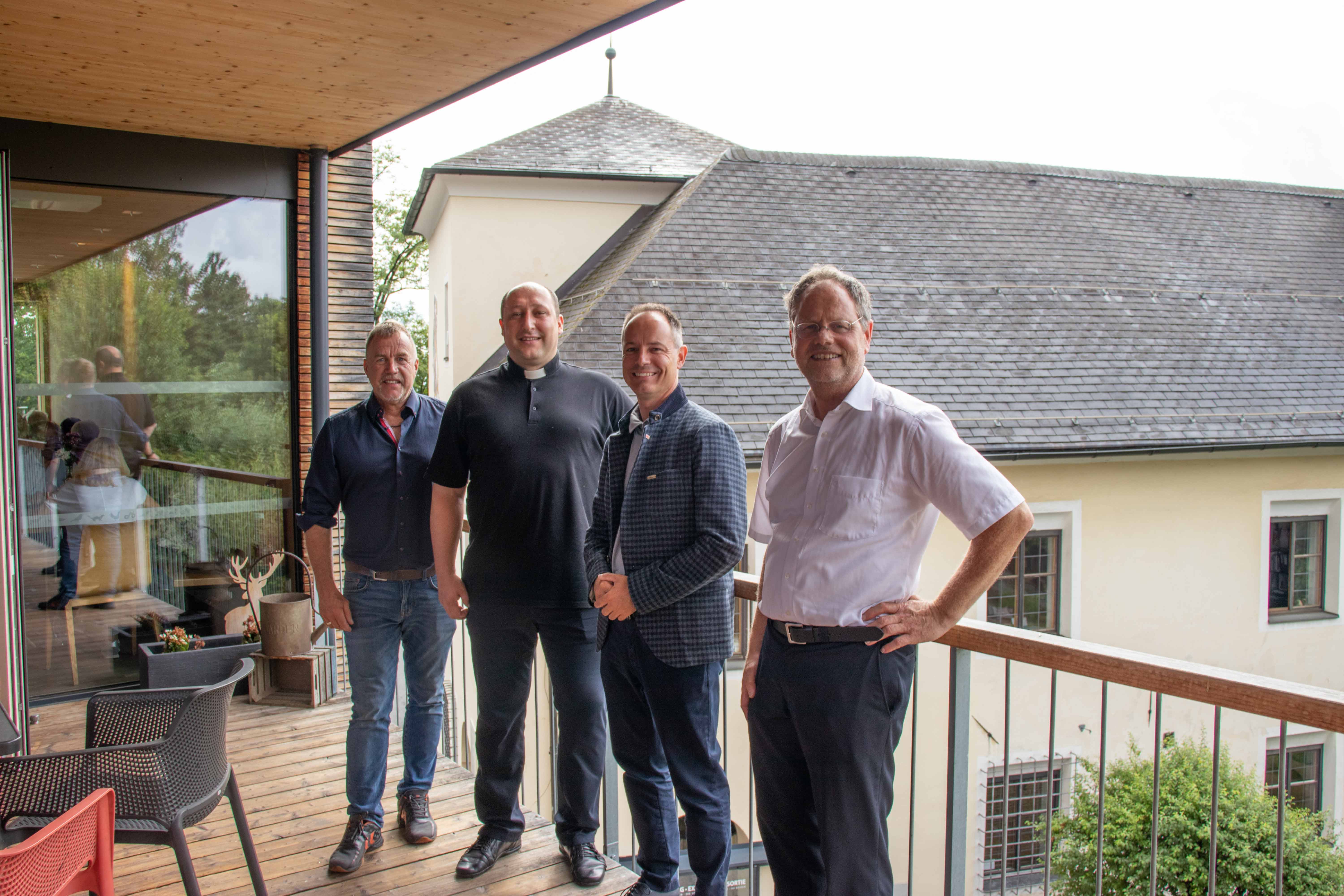 Am heutigen Annentag luden Pfarrer Grzegorz Stochel (2.v.l.) und Diakon Wolfgang Geister-Dähner (1.v.r.) zur Messe in die Annakapelle, welche sich in der Weiherburg im Stadtteil St. Nikolaus befindet. Die Messe richtete sich besonders an jene Frauen, die die Heilige Anna zur Namenspatronin haben. Auch Vizebürgermeister Markus Lassenberger (2.v.r.) und Gemeinderat Gerald Depaoli (1.v.l.) nahmen am Gottesdienst in der städtischen Kapelle teil.