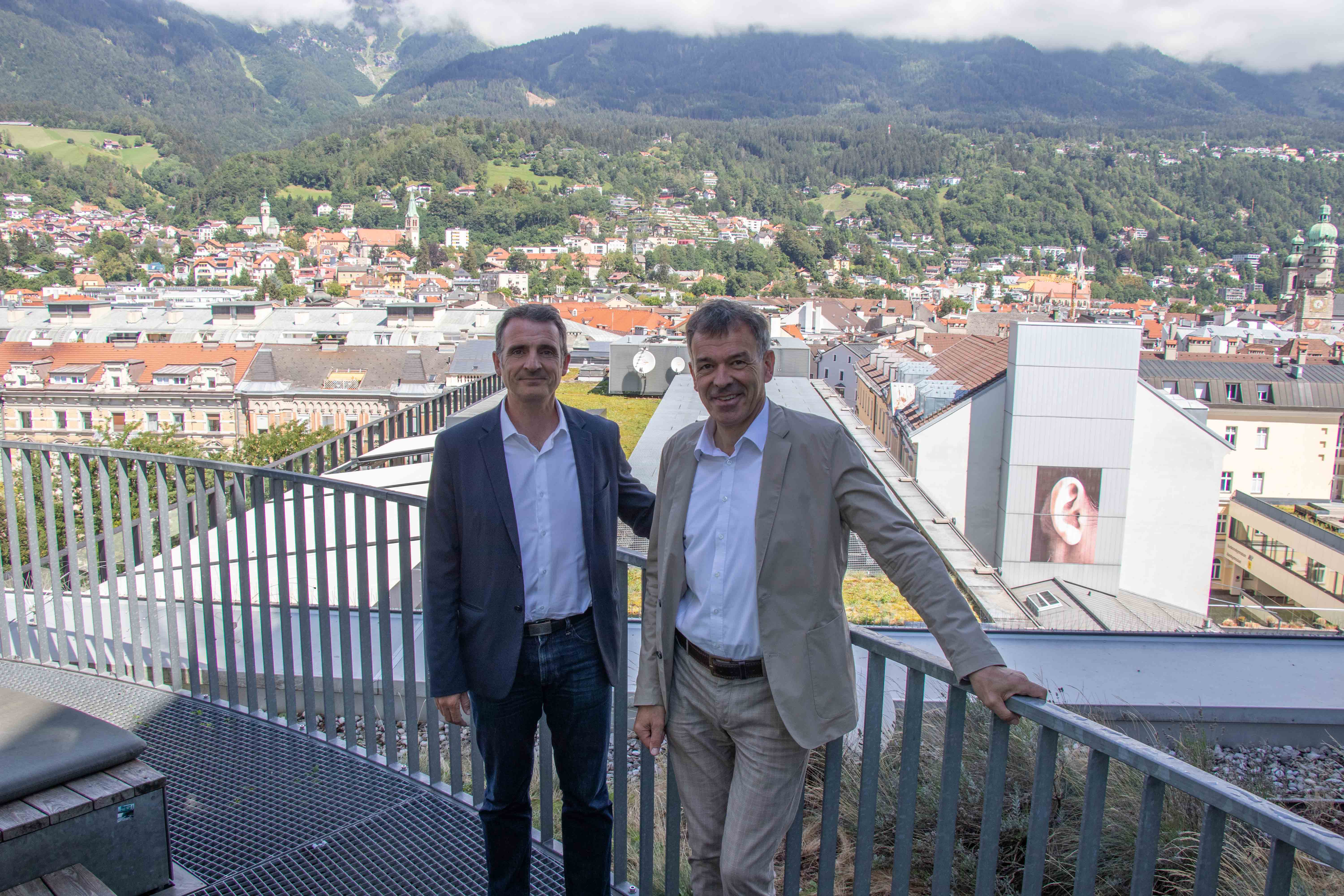 Eric Piolle, Bürgermeister der französischen Partnerstadt Grenoble, und Bürgermeister Georg Willi freuen sich über den langjährigen Austausch zwischen den beiden Städten.