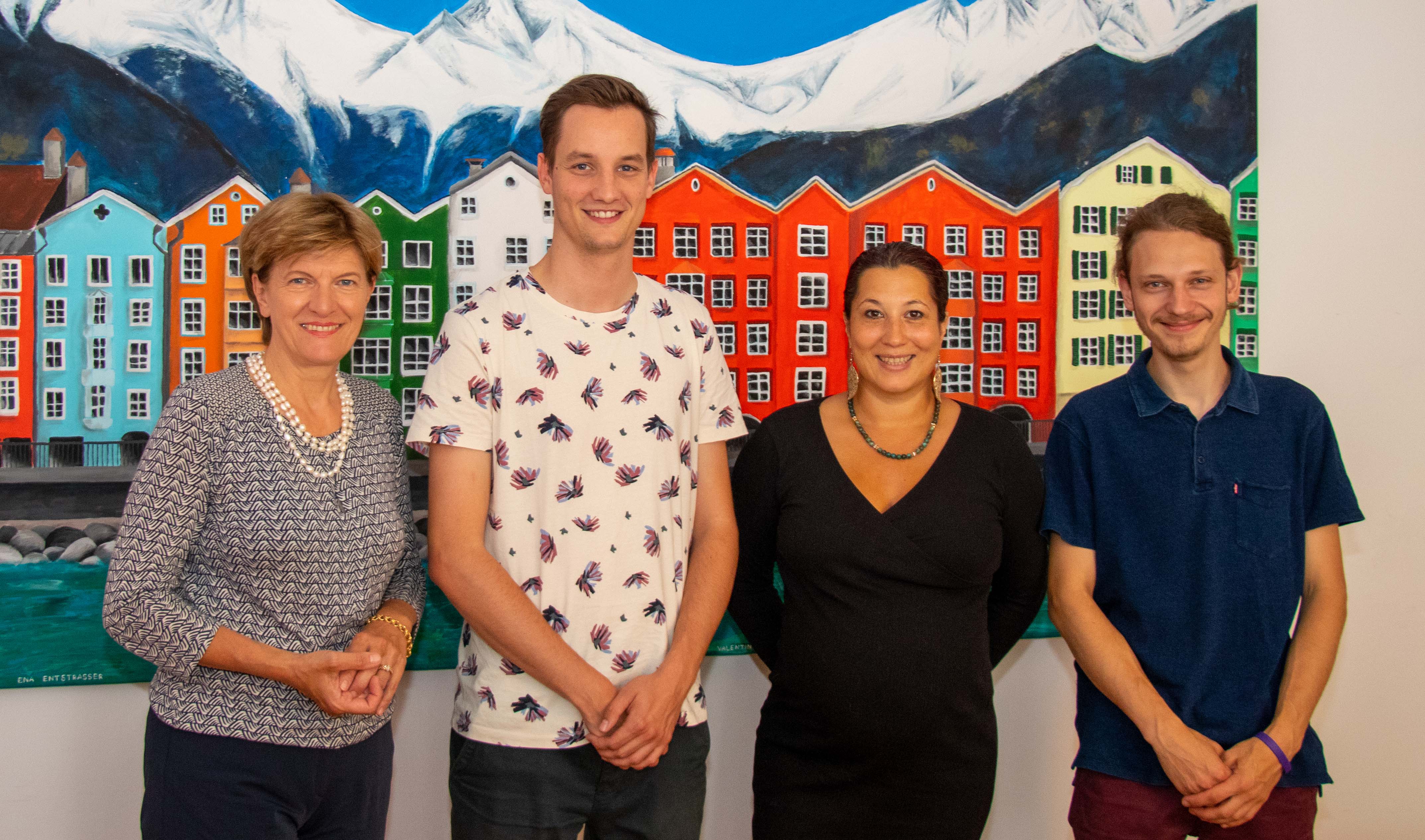 Stadträtin Christine Oppitz-Plörer begrüßte das musikalische Trio (v.l.) Jonas Lick (Schlagzeug), Rita Goller (Gesang, Piano) und Darko Peranovic (Bass) im Rathaus.