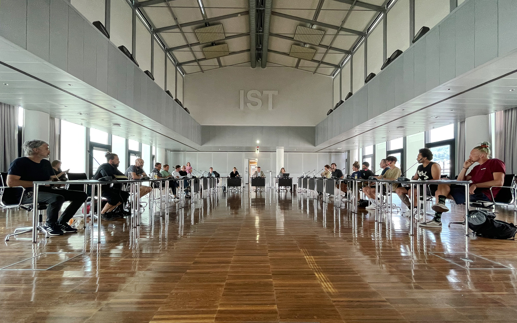 Konstruktive Gespräche im August zum Thema „Feiern im öffentlichen Raum“ im Plenarsaal.