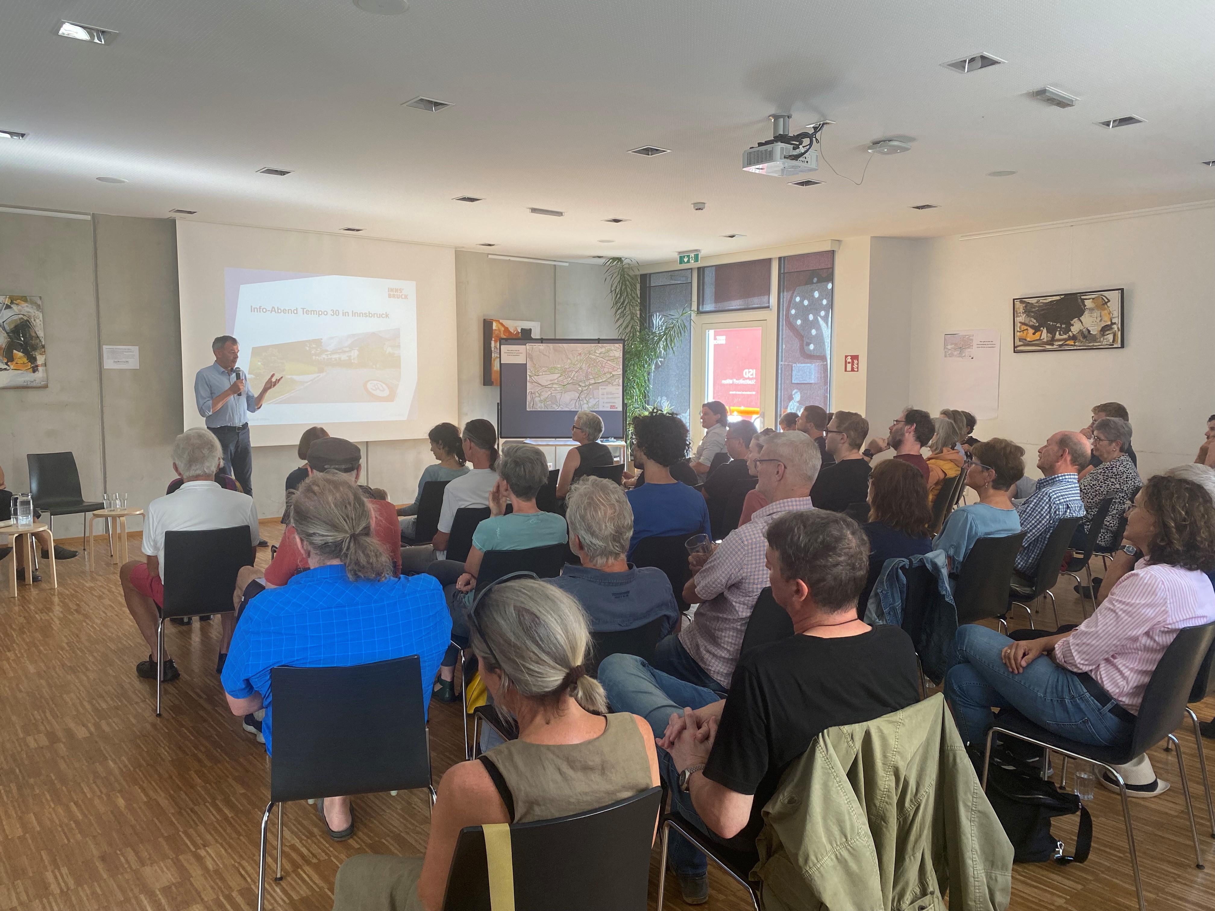Bürgermeister Georg Willi erläutert den Stand der Planungen bei der Veranstaltung zu Tempo 30 im Stadtteiltreff Dreiheiligen.