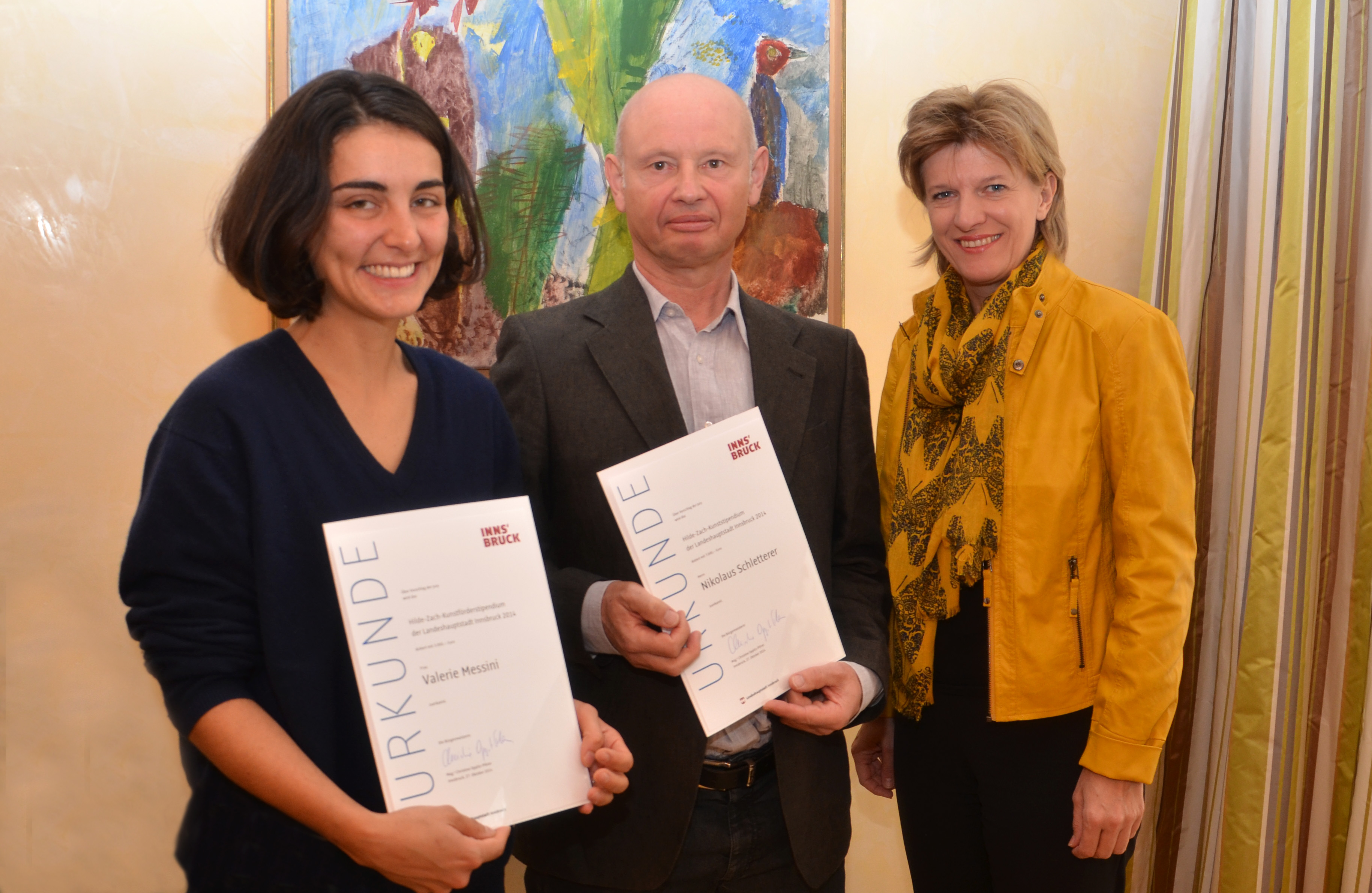 Valerie Messini und Nikolaus Schletterer mit Bürgermeisterin Mag.a Christine Oppitz-Plörer bei der feierlichen Urkundenübergabe.