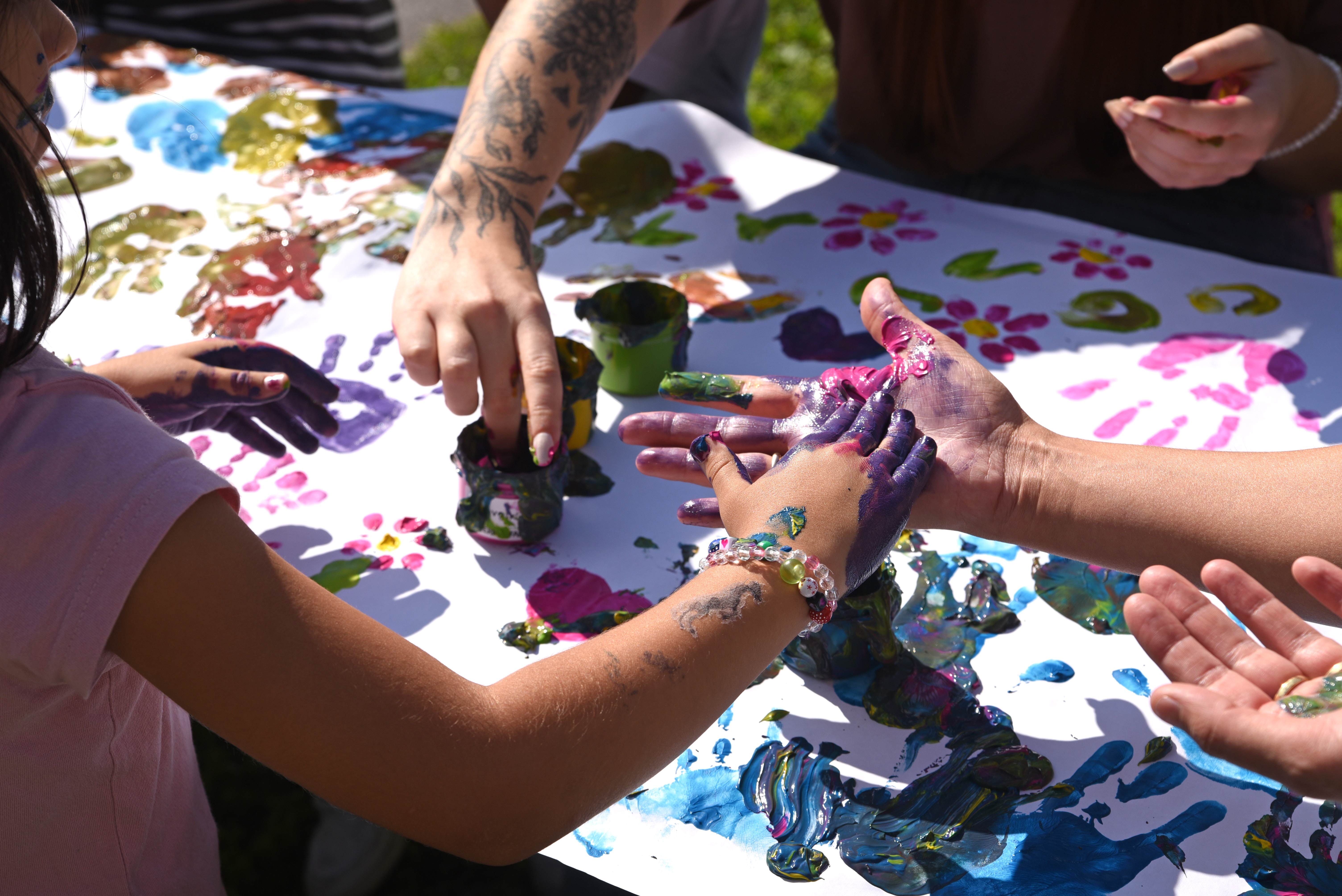 Beim gemeinsamen Mischen können ganz neue Farben entstehen.