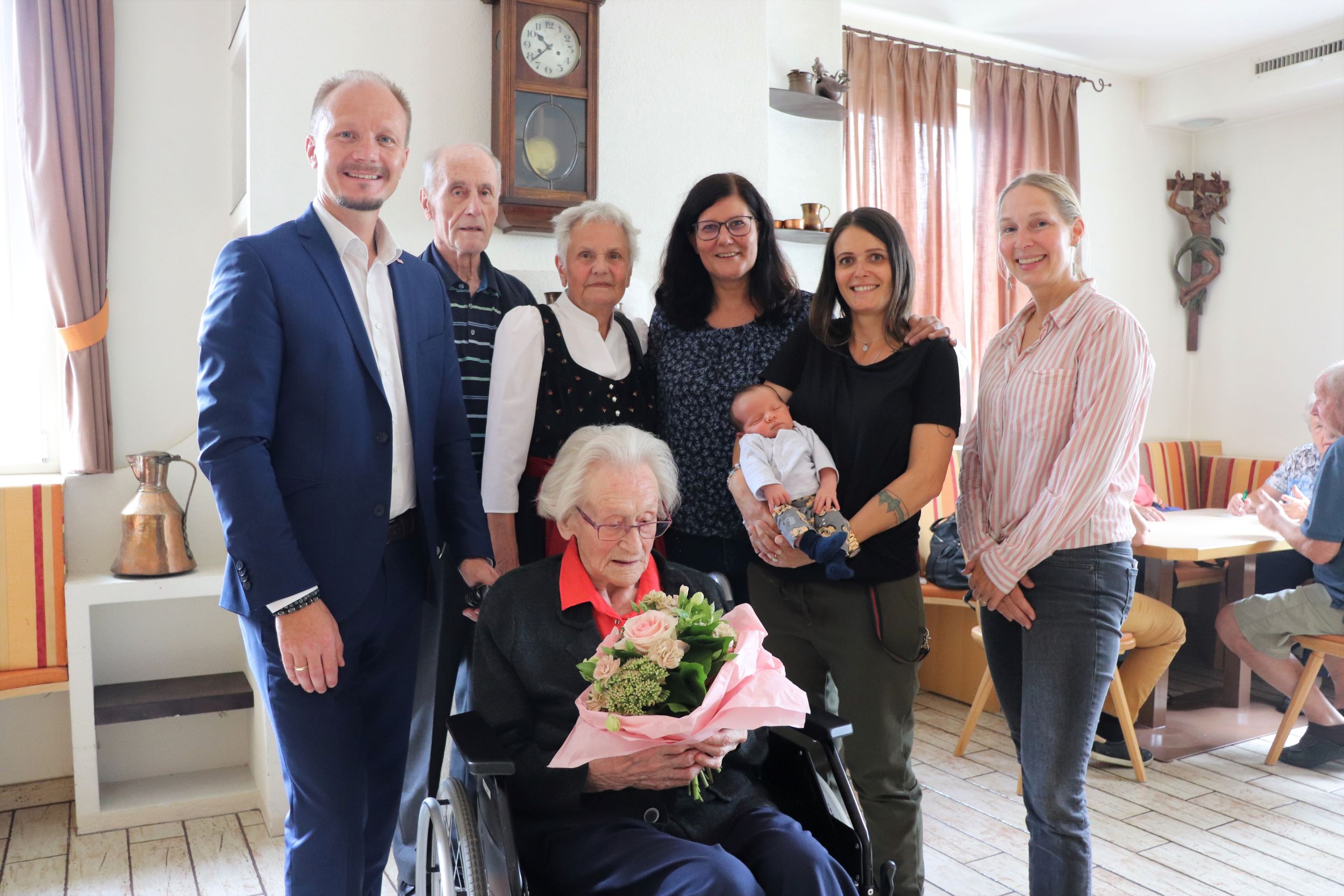 Philomena Lugger feierte im Kreis ihrer Verwandten, Vizebürgermeister Anzengruber überbrachte die offiziellen Glückwünsche und Blumen im Namen der Stadt Innsbruck.