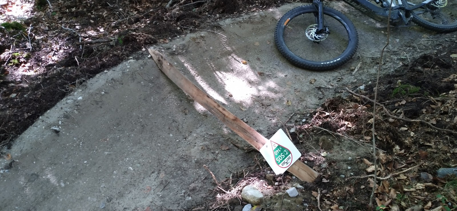 Äste und Holzteile wurden in den Hofwald-Trail gelegt, Rettungspunkte wurden ausgerissen und achtlos in den Wald geworfen.