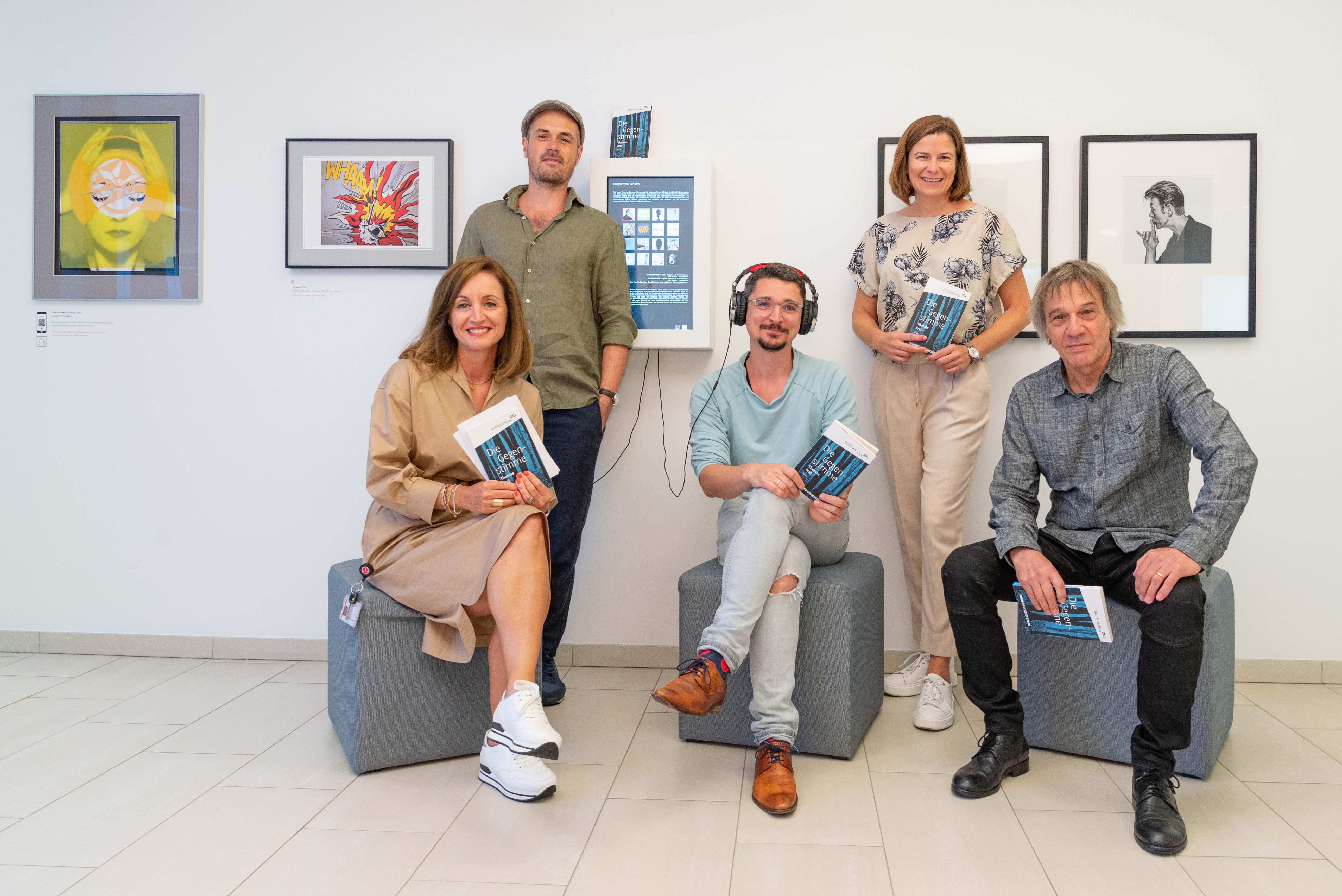 Präsentieren das Hörbuch zu „Innsbruck liest 2022“ (hinten v.l.): Peter Kollreider (hoerwinkel), Elisabeth Rammer (Stadtbibliothek Innsbruck); vorne v.l.: Julia Sparber-Ablinger (Head of AUDIOVERSUM), Autor Thomas Arzt, Sprecher Johann Nikolussi