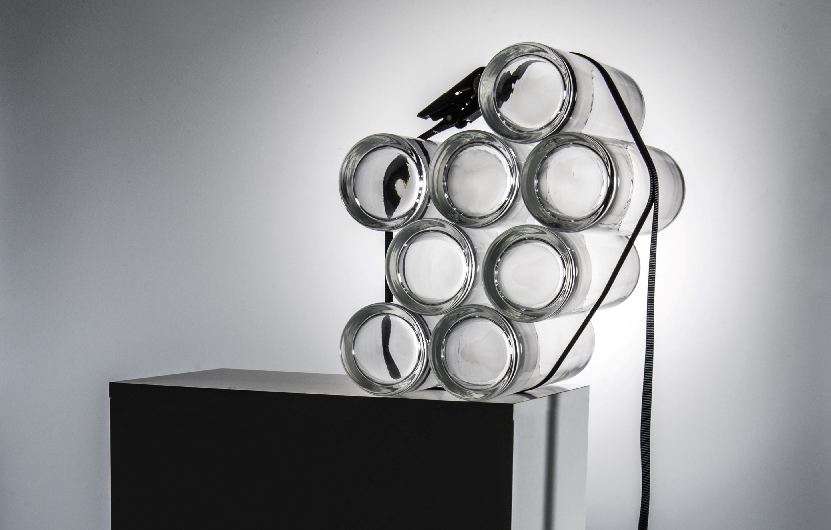 Die Künstlerin Verena Schatz experimentiert in ihrer neuen Ausstellung „Mezzanine“ mit dem Material Glas. Zu sehen in der Galerie Plattform 6020 bis 22. Oktober.