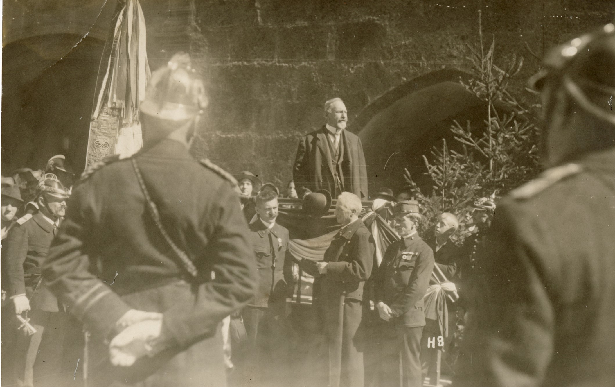 Enthüllung der „Gedenktafel für die gefallenen Feuerwehrmänner“ am Stadtturm.