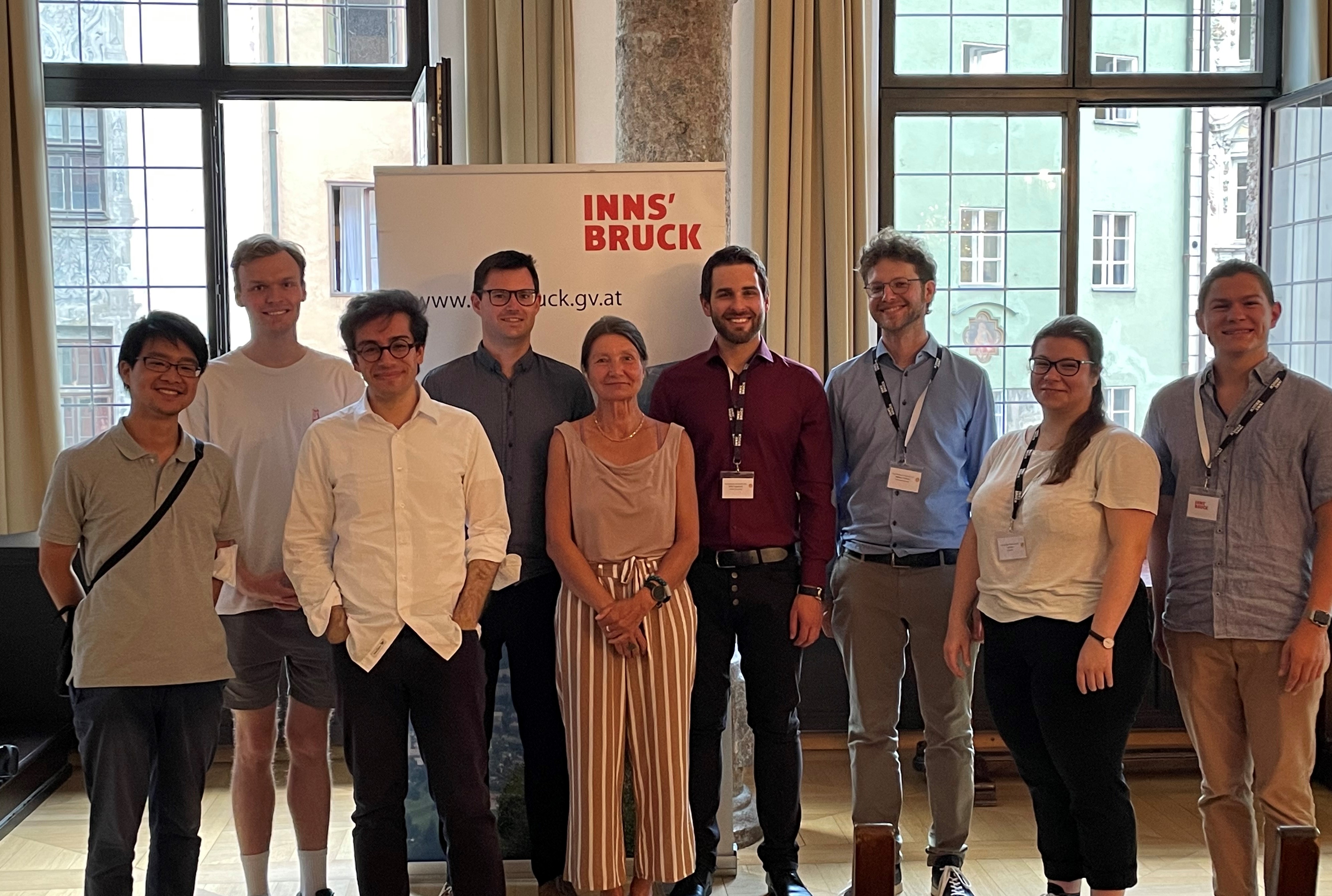 Beim „Get together“ im Bürgersaal des Historischen Rathauses gab es ein erstes Zusammentreffen zwischen KandidatInnen und Organisationsteam: v. l. die Kandidaten Mitsune Uchida, Josef Laming, Nicola Procaccini, Paul Tarling, Stadträtin Uschi Schwarzl (Bildmitte), Wettbewerbsleitung Elias Praxmarer und Michael Schöch sowie die Registrantin Lea Graf und der organisatorische Mitarbeiter Clemens Daum.