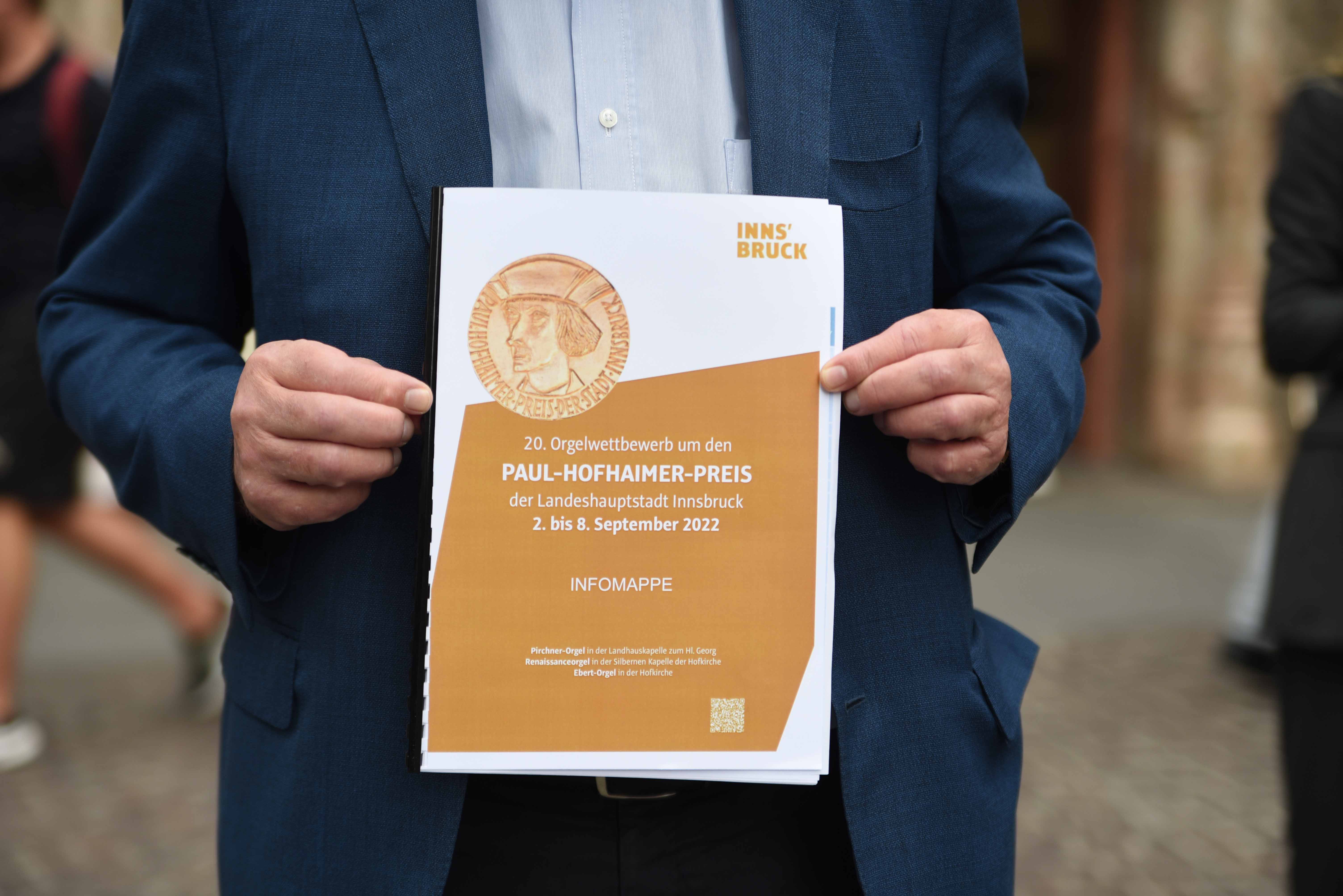 Zum 20. Mal rittern 25 junge OrganistInnen um den begehrten Paul-Hofhaimer-Preis. Die Vorbereitungen endeten mit einem entspannten Get-Together des Organisationsteams rund um Kulturamtsleiterin Isabelle Brandauer und Wetbewerbsleiter Michael Schöch und Elias Praxmarer und der Internationalen Jury unter Vorsitz von Reinhard Jaud. Zu den Mitgliedern der hochkarätig besetzten Jury zählen Magdalena Hasibeder, Brett Leighton, Pieter van Dijk, Wolfgang Zerer und Jörg-Andreas Bötticher. Die Türen zur Hofkirche - und damit zu Ebert-Orgel und Renaissance-Orgel der Silbernen Kapelle - sind zur Öffnung bereit. TeilnehmerInnen wie Publikum fiebern bereits den PreisträgerInnen Konzert am 8. September ab 19:00 in der Hofkirche entgegen.