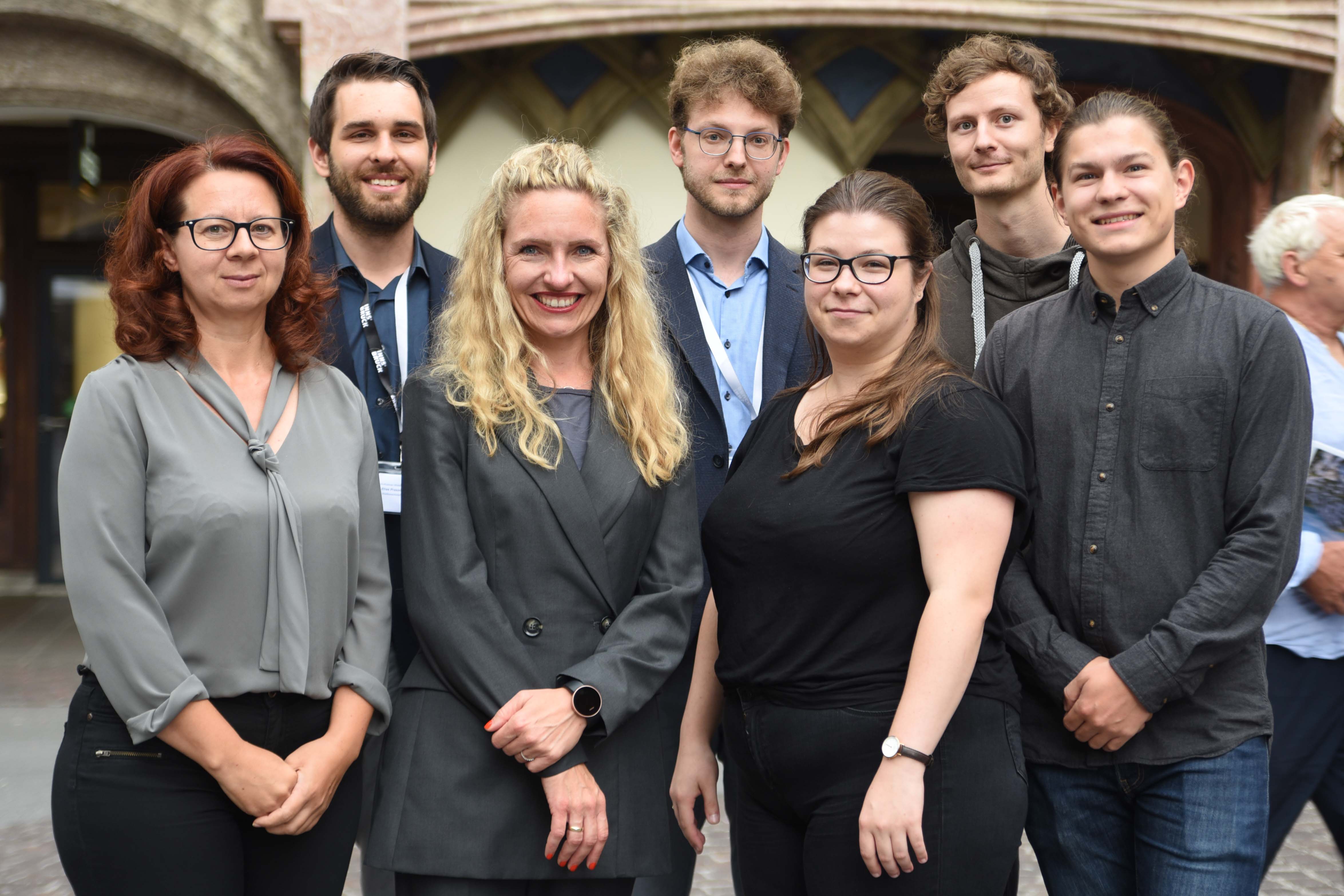 Zum 20. Mal rittern 25 junge OrganistInnen um den begehrten Paul-Hofhaimer-Preis. Die Vorbereitungen endeten mit einem entspannten Get-Together des Organisationsteams rund um Kulturamtsleiterin Isabelle Brandauer und Wetbewerbsleiter Michael Schöch und Elias Praxmarer und der Internationalen Jury unter Vorsitz von Reinhard Jaud. Zu den Mitgliedern der hochkarätig besetzten Jury zählen Magdalena Hasibeder, Brett Leighton, Pieter van Dijk, Wolfgang Zerer und Jörg-Andreas Bötticher. Die Türen zur Hofkirche - und damit zu Ebert-Orgel und Renaissance-Orgel der Silbernen Kapelle - sind zur Öffnung bereit. TeilnehmerInnen wie Publikum fiebern bereits den PreisträgerInnen Konzert am 8. September ab 19:00 in der Hofkirche entgegen.