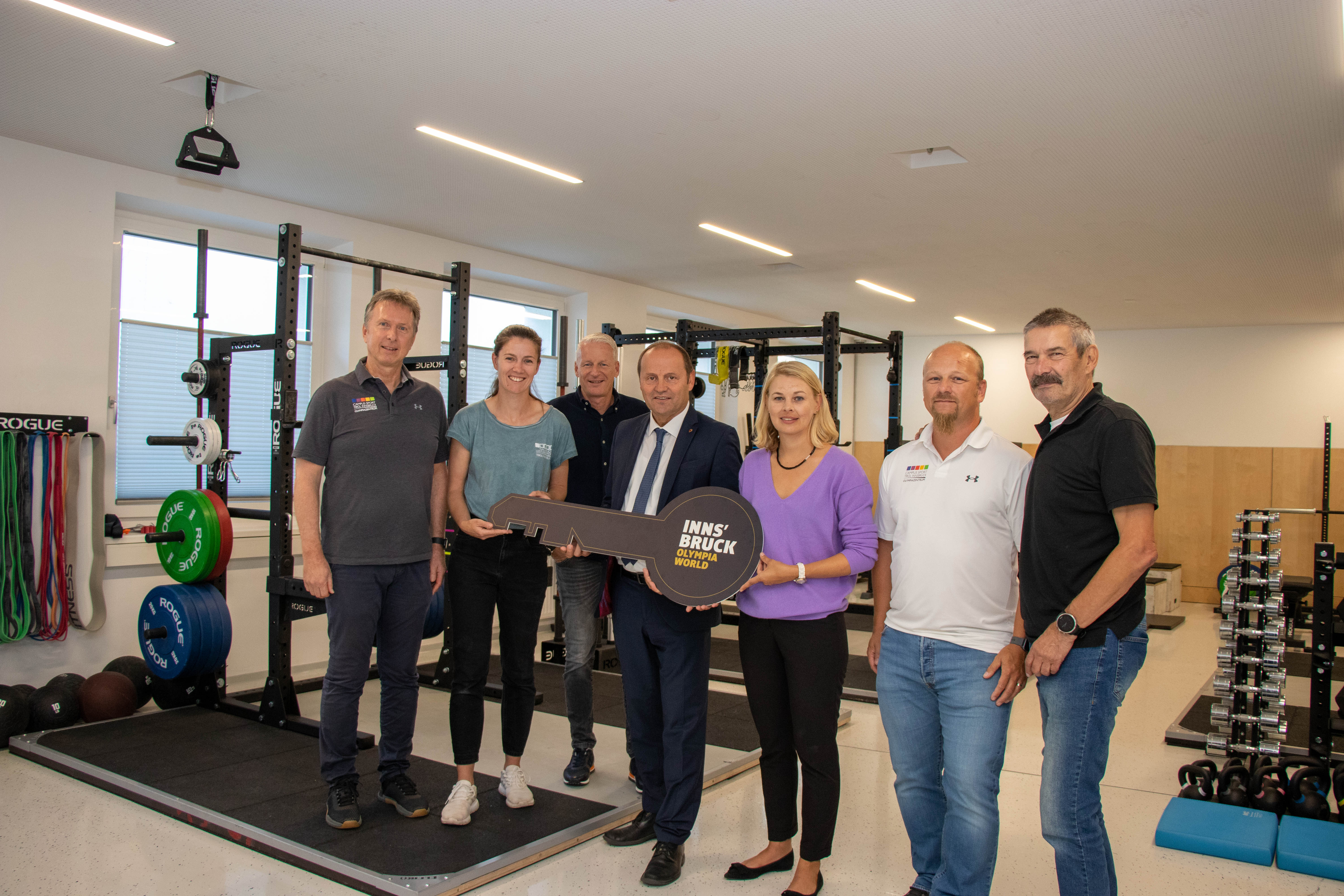 Kürzlich fand die feierliche Übergabe des neuen Kraftraumes statt: (v. l. n. r.:) Univ. Prof. Dr. Christian Raschner (Leiter Olympiazentrum Tirol-Innsbruck), Mag.a, Bakk. Olivia Raffelsberger (Trainee Nachwuchsleistungssport Tirol), Mag. Matthias Schipflinger (Geschäftsführer Olympiaworld Innsbruck), Sportreferent LHStv Josef Geisler, Sportstadträtin Mag.a Elisabeth Mayr, Mag. Fabian Ebenhoch (Trainer Olympiazentrum Tirol-Innsbruck), Reinhard Kessler (Präsident TLV).