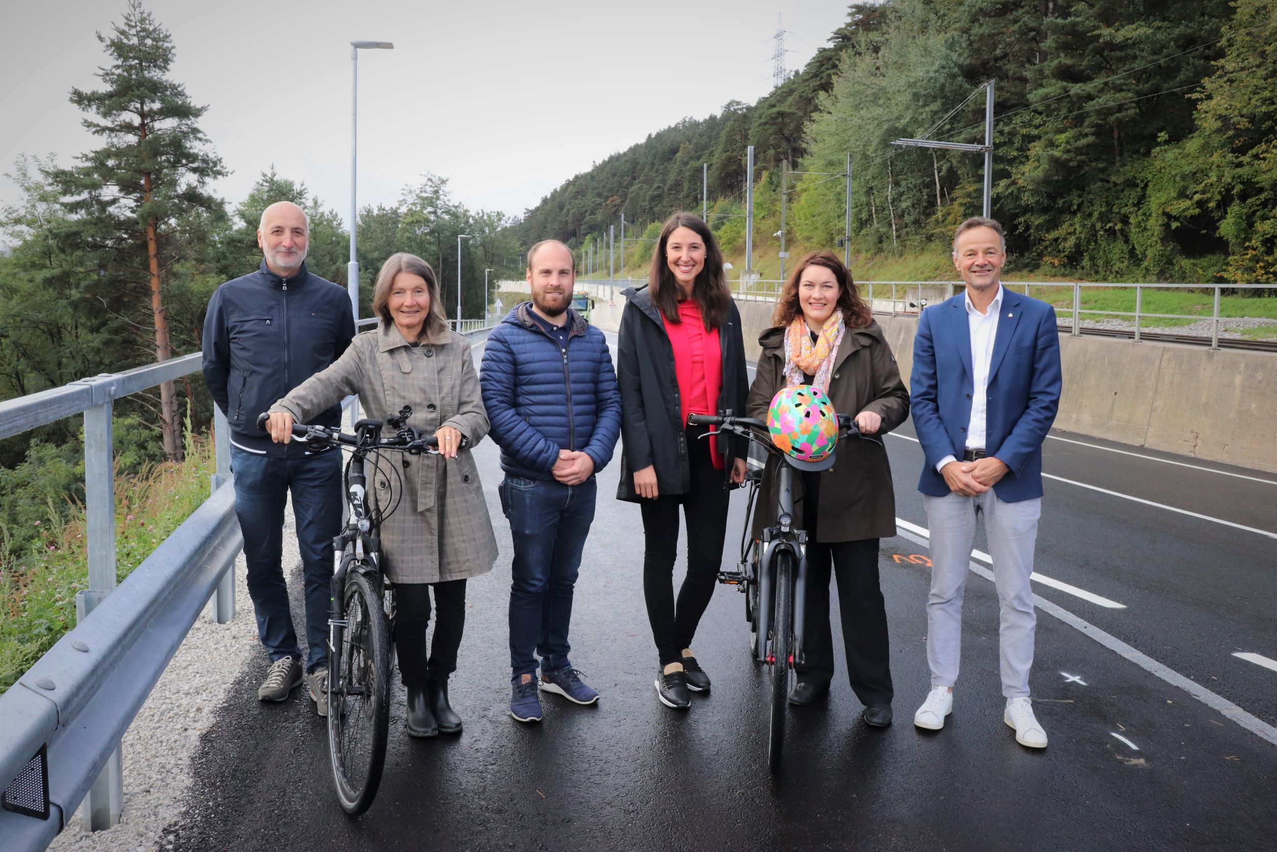 Eröffneten den neuen Radweg (v.l.): Christian Schoder (Fuß- und Radkoordination Stadt Innsbruck), Mobilitätsstadträtin Uschi Schwarzl, Marco Untermarzoner (Bürgermeister Natters), Landtagsvizepräsidentin Sophia Kircher, Landeshauptmann-Stellvertreterin Ingrid Felipe und Landesbaudirektor Christian Molzer.