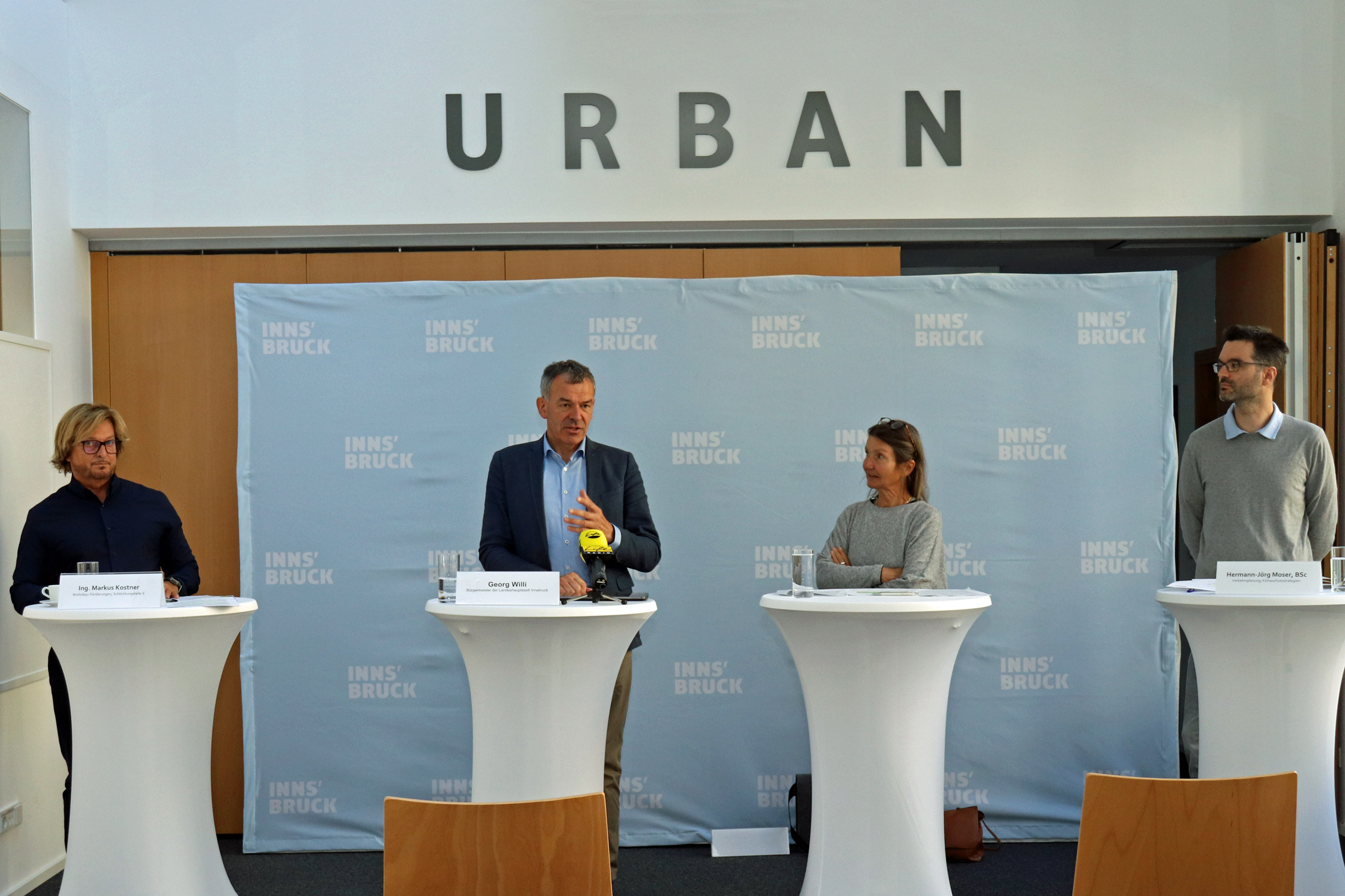 Bei einem Pressegespräch boten (v.l.) Markus Kostner (Wohnbau-Förderungen, Schlichtungstelle II), Bürgermeister Georg Willi, Stadträtin Uschi Schwarzl und Hermann-Jörg Moser (Verkehrsplanung, Klimaschutzstrategien) einen Überblick über mögliche Förderungen und die richtigen Anlaufstellen im Stadtmagistrat.