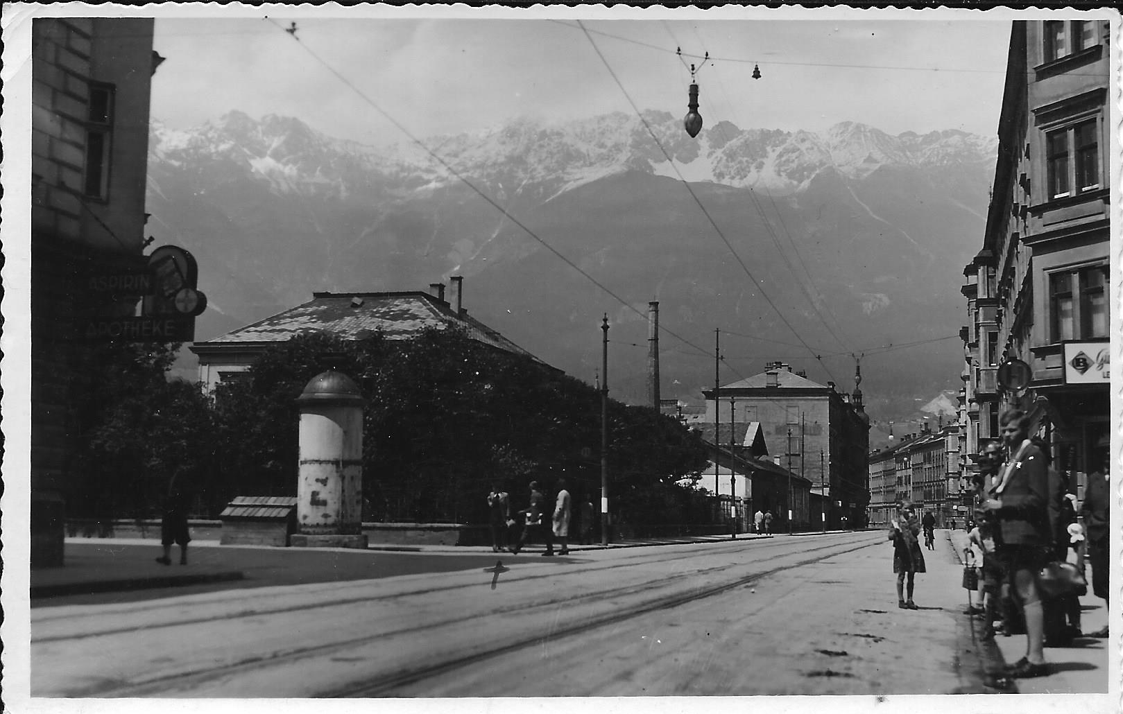 Blick auf Villa und Garten an der Ecke Andreas Hofer-/Franz Fischer-Straße im Jahr 1943.