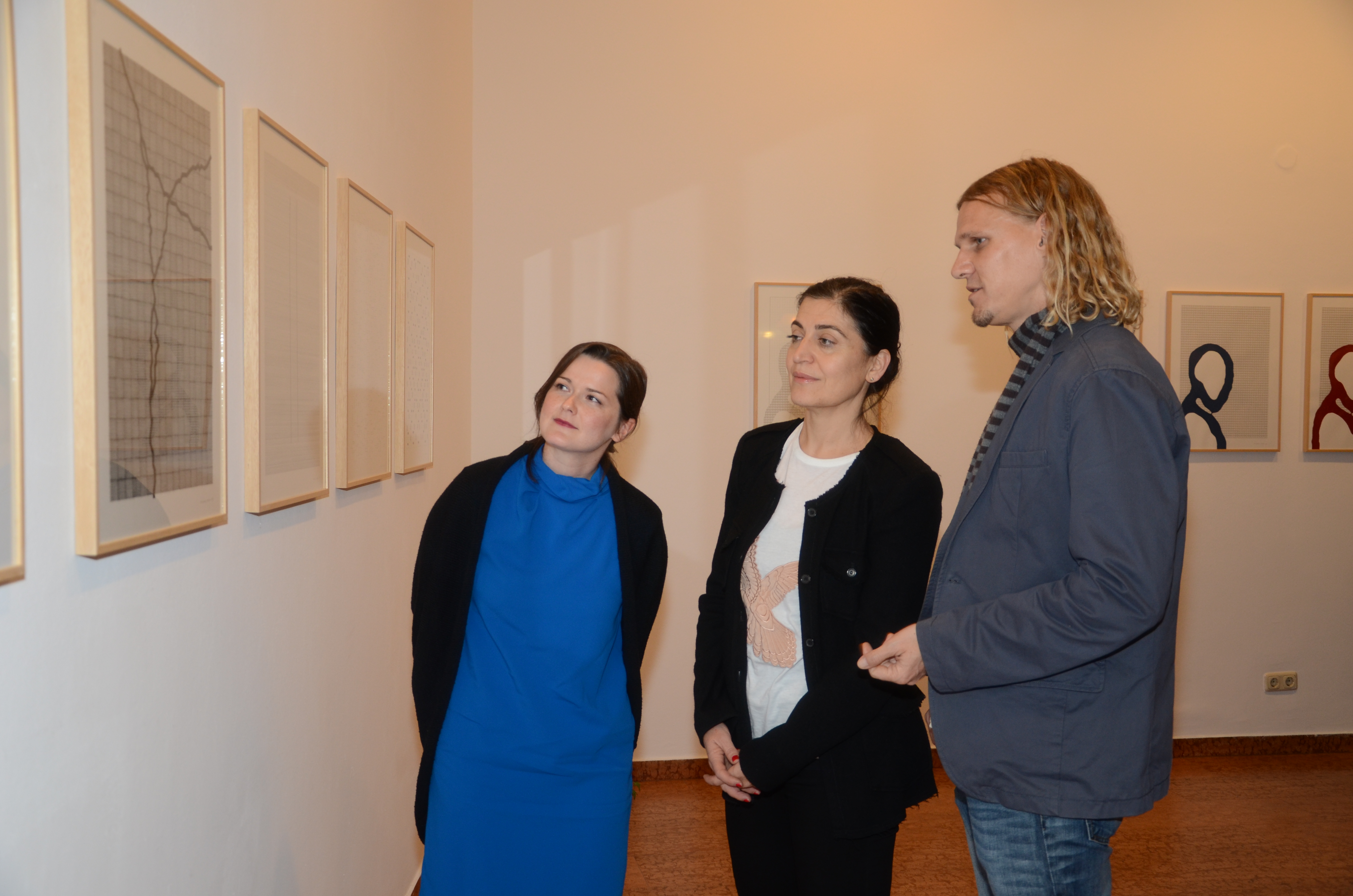 Eröffnung von „all down the line“: (v.l.) Mag.a Natalie Pedevilla, die Obfrau des Kulturausschusses Gemeinderätin Univ. Prof. Dr.in Patrizia Moser und Mathias Mayr (Künstler).