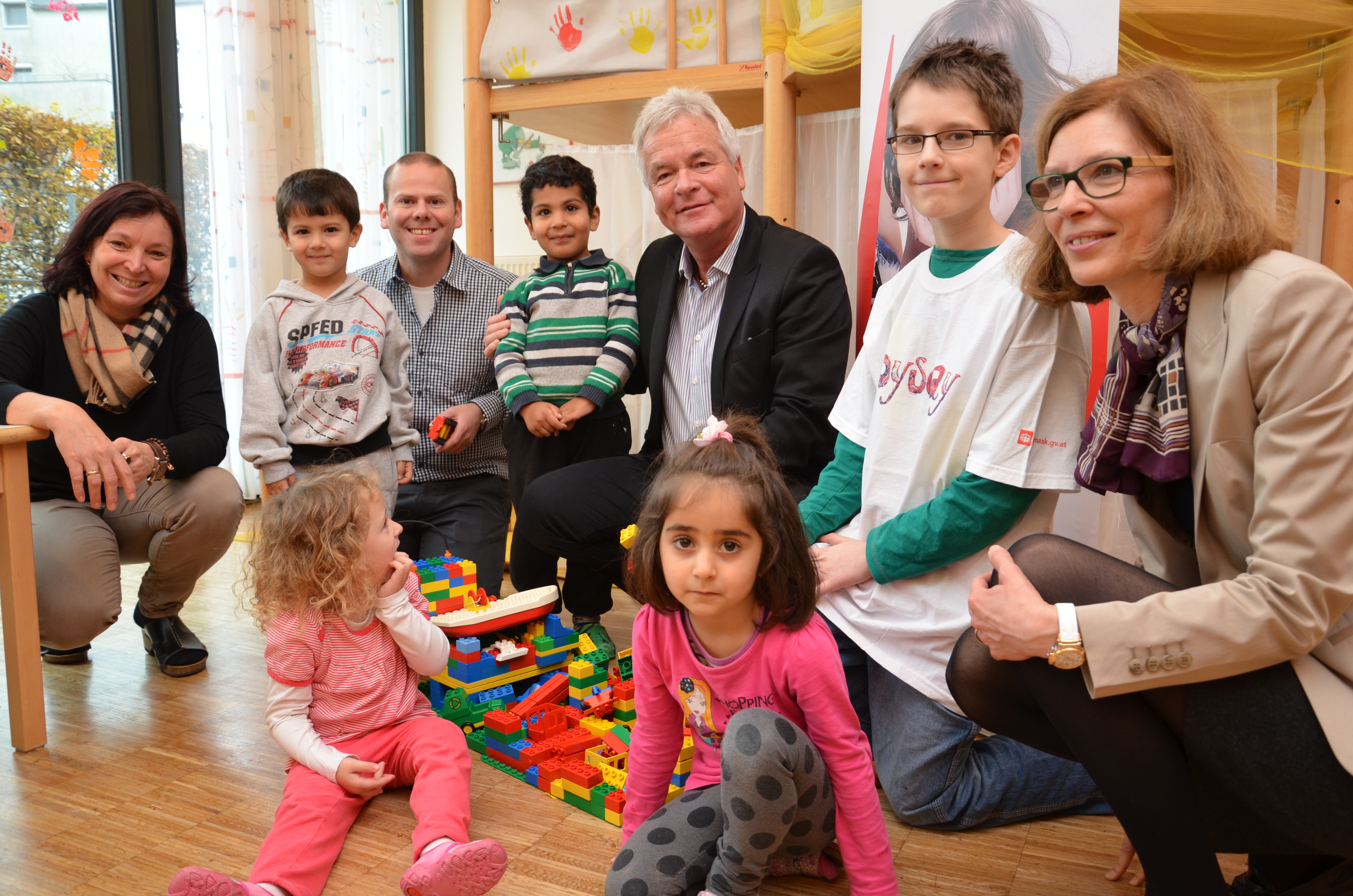 Yannik Stengg schnupperte als Kindergartenpädagoge im KG Hötting West. Stadtrat Ernst Pechlaner, Amtsleiterin Dr.in Martina Zabernig (Kinder- und Jugendbetreuung, rechts) Mag. Gotthard Bertsch (Koordinator des Boy‘s Day in Tirol) und Monika Schwarz (Kindergartenleiterin, links) freuten sich über das Engagement.