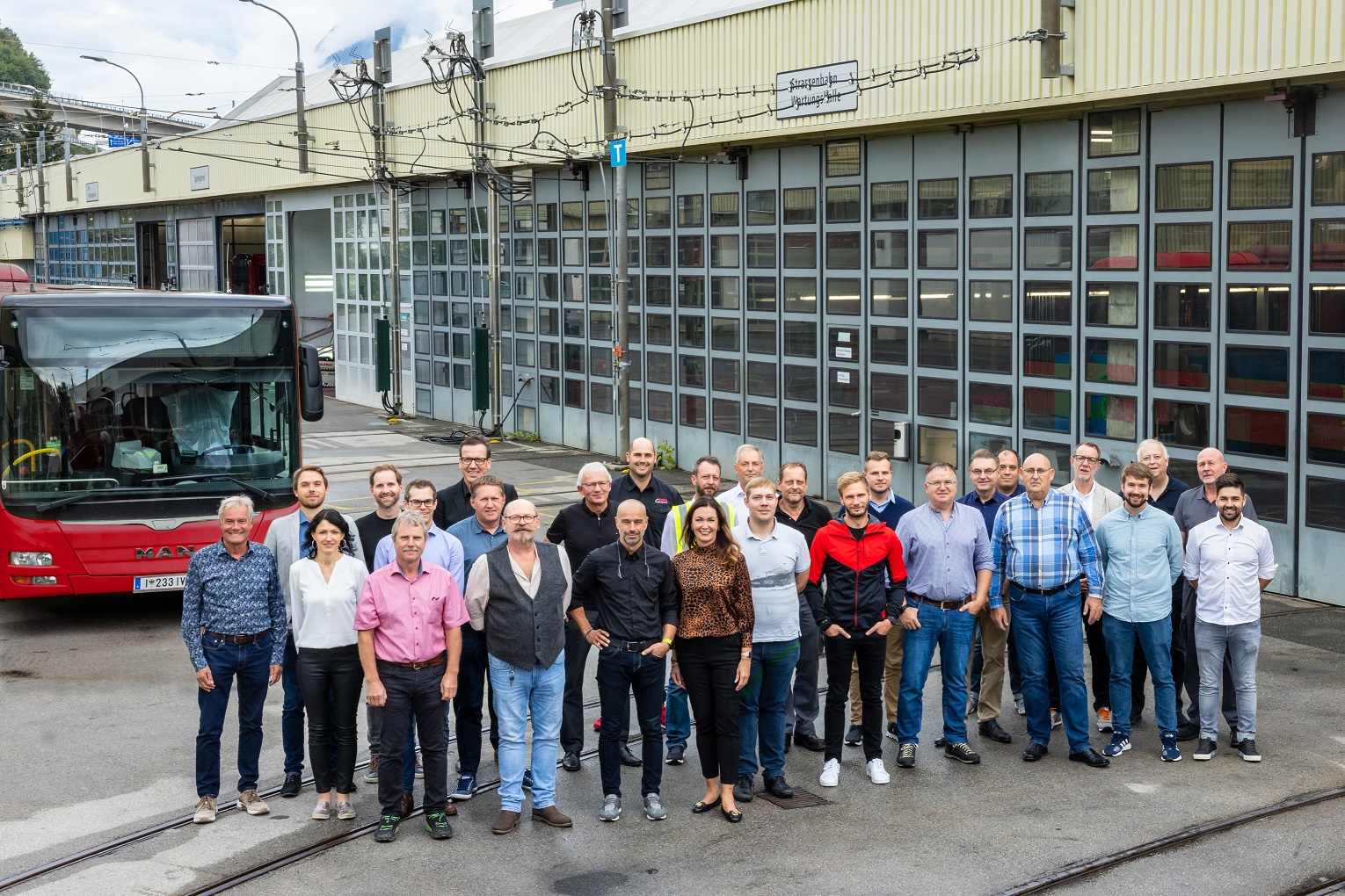 Schulterschluss für eine moderne Lehrlingsausbildung: IVB-Personalleiterin Birgit Haidacher (Bildmitte) hat mit Werkstattleiter Kurt Krucher (4 v.li.) ExpertInnen aus ganz Österreich nach Innsbruck geholt.