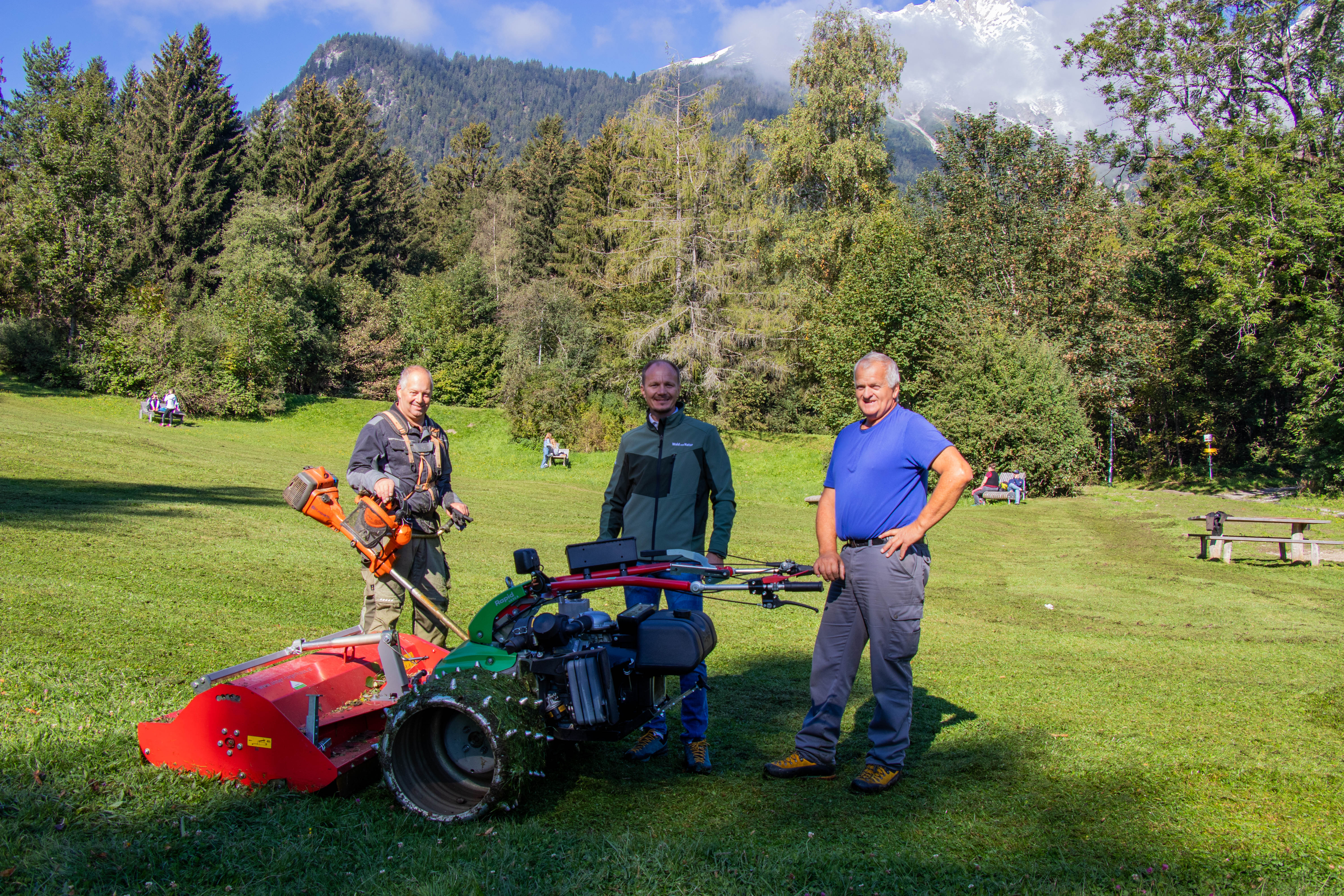 Vizebürgermeister Anzengruber verschaffte sich im Beisein der städtischen Forstarbeiter Christian Scheiber (l.) und Gerhard Penz (r.) einen Überblick vom neuen Arbeitsgerät.