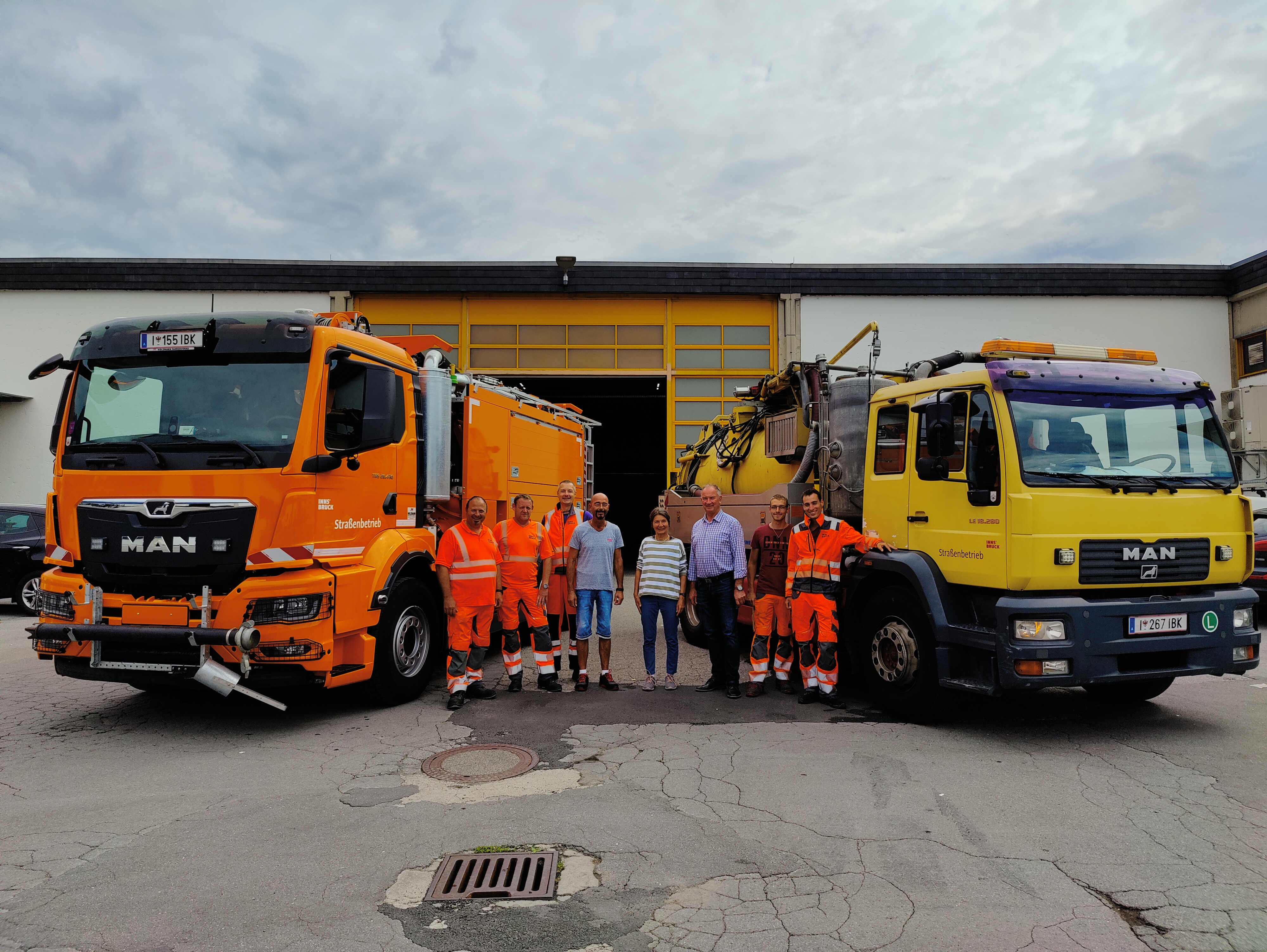 Über das neue High-Tech-Gefährt (links) freuen sich (v.l.): Luigi Sciannameo, Christian Nairz, Aron Schafferer, Fuhrparkleiter Erwin Weidacher, Stadträtin Uschi Schwarzl, Amtsleiter Peter Hölzl, Stefan Holzknecht und Stefan Sciannameo. Rechts im Bild das ältere Fahrzeug, das ebenfalls noch im Einsatz ist.