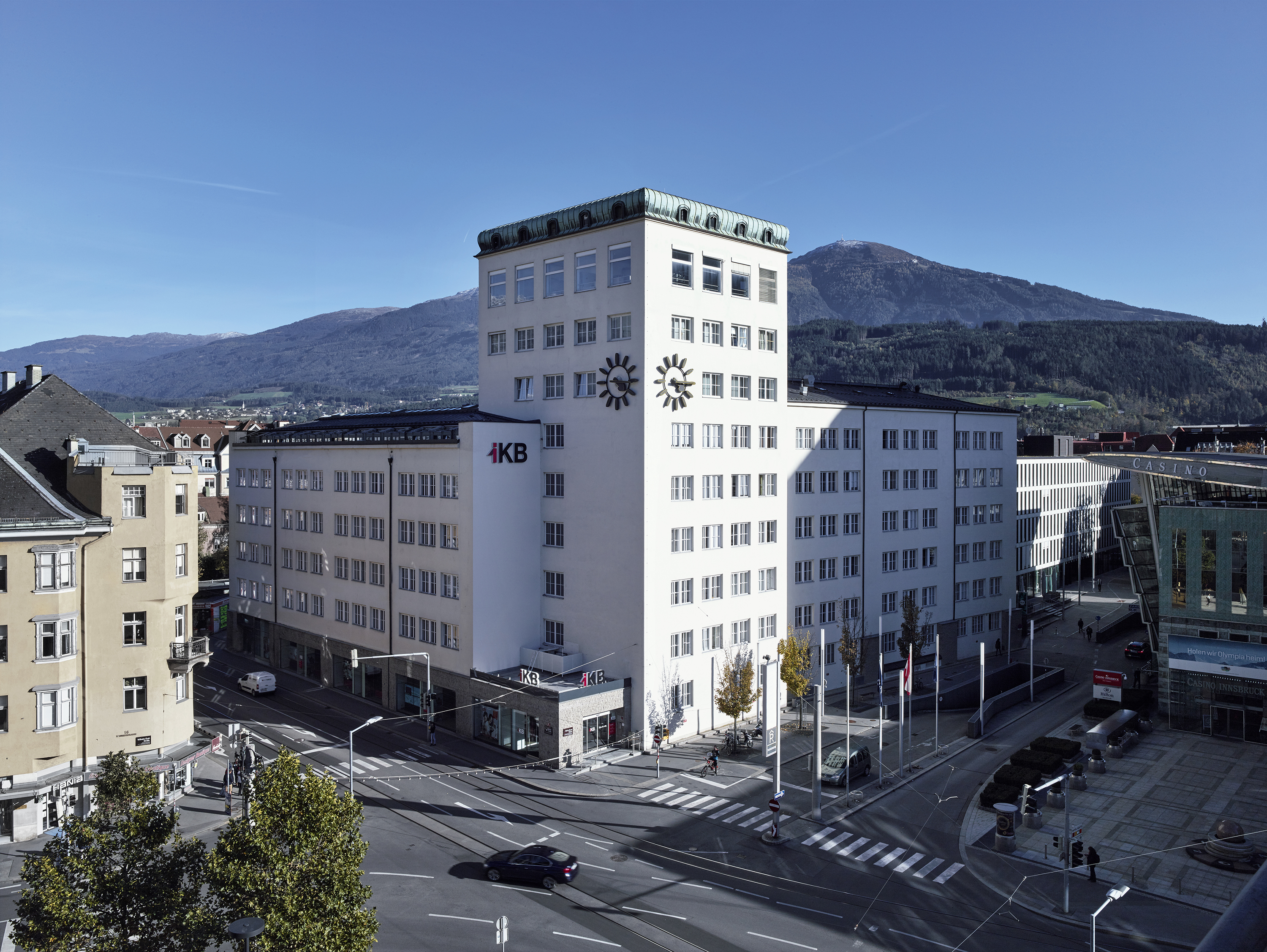 Das Logo am IKB-Hauptgebäude in der Salurnerstraße wird ab 22 Uhr nicht mehr beleuchtet.