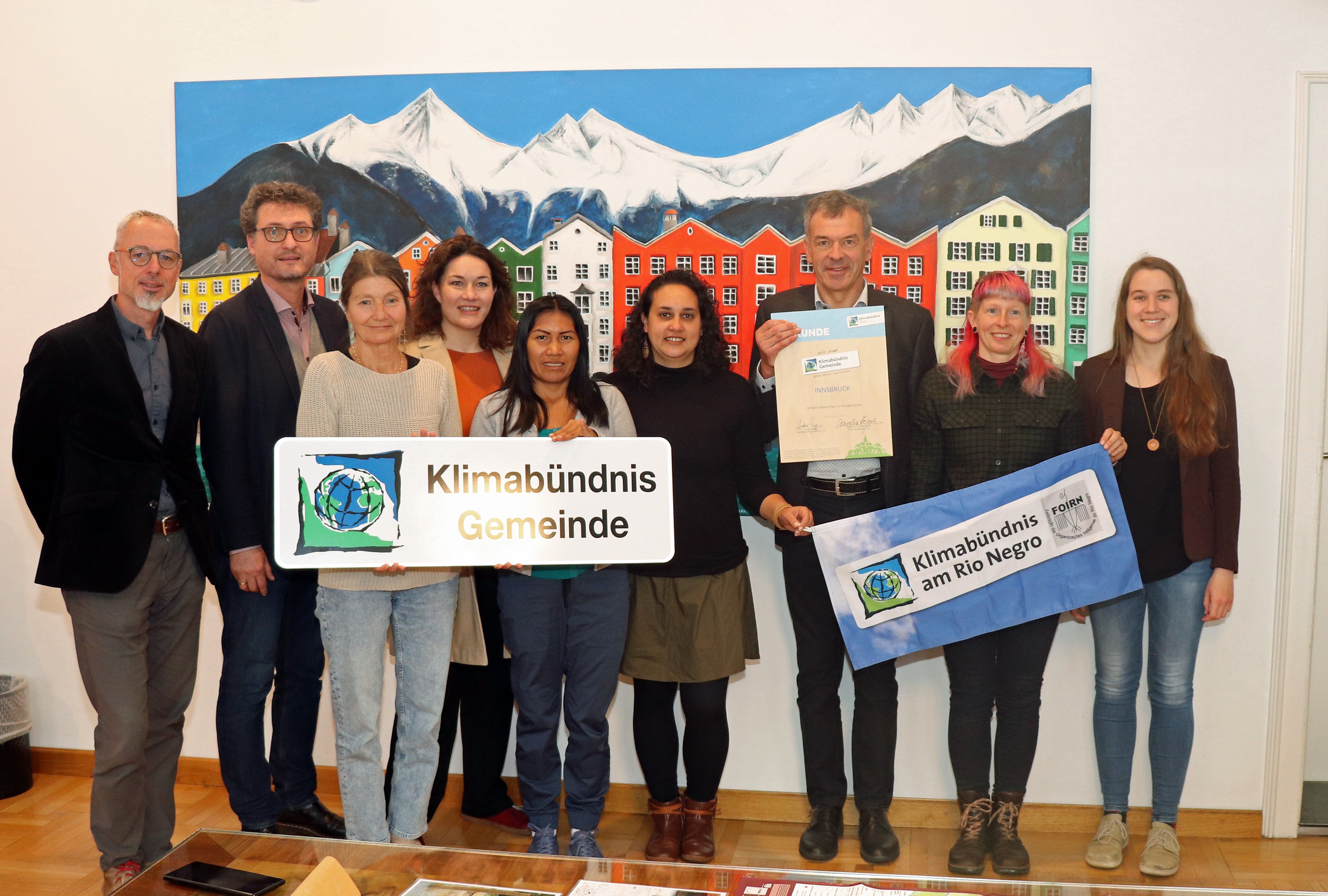 Bürgermeister Georg Willi, Umweltstadträtin Mag.ª Uschi Schwarzl und Landeshauptmann-Stellvertreterin Mag.ª Ingrid Felipe mit dem Klimabündnis-Organisationsteam