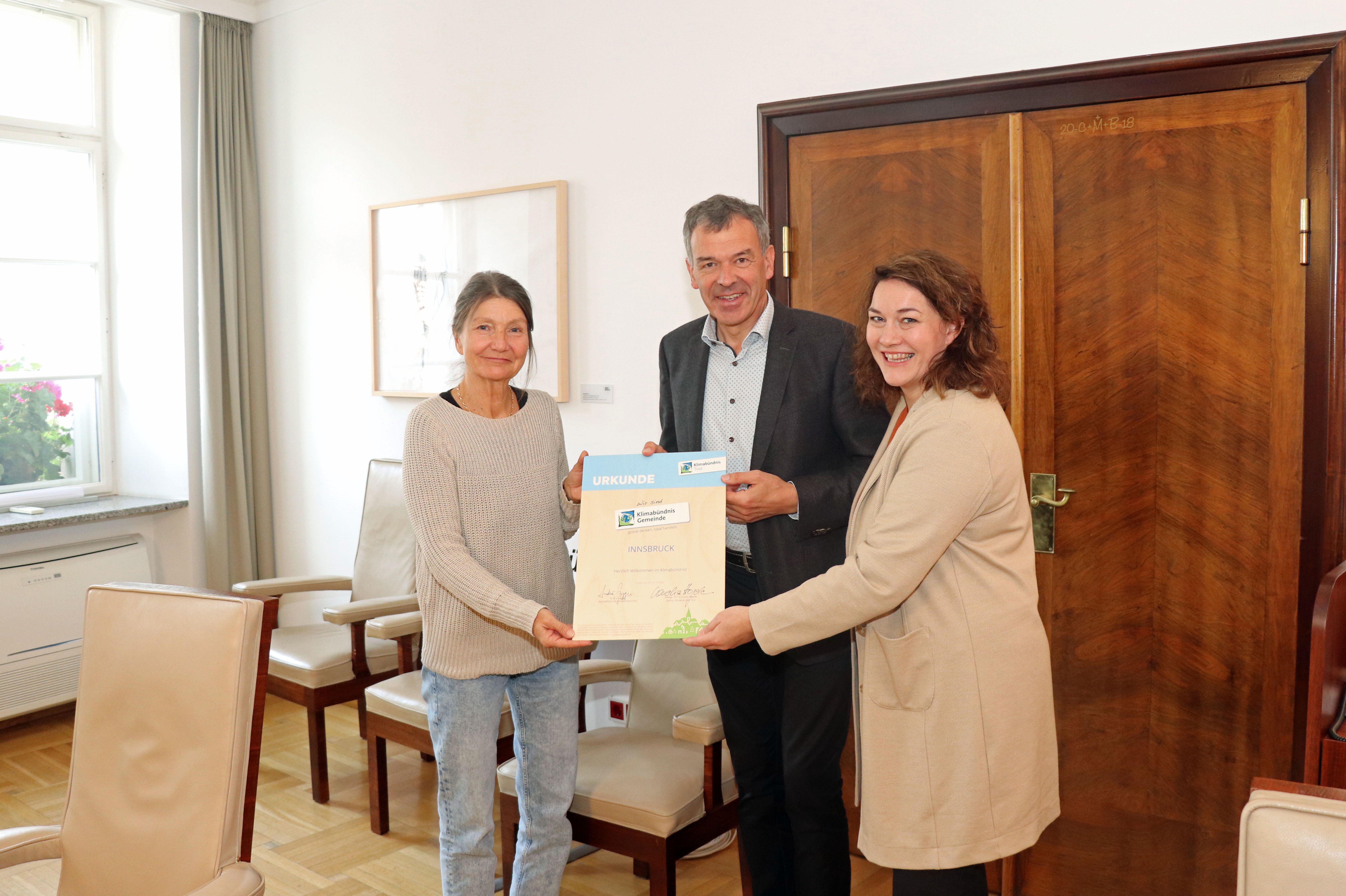 Umweltstadträtin Mag.ª Uschi Schwarzl, Bürgermeister Georg Willi und Landeshauptmann-Stellvertreterin Mag.ª Ingrid Felipe freuen sich über den beurkundeten Bündnisbeitritt