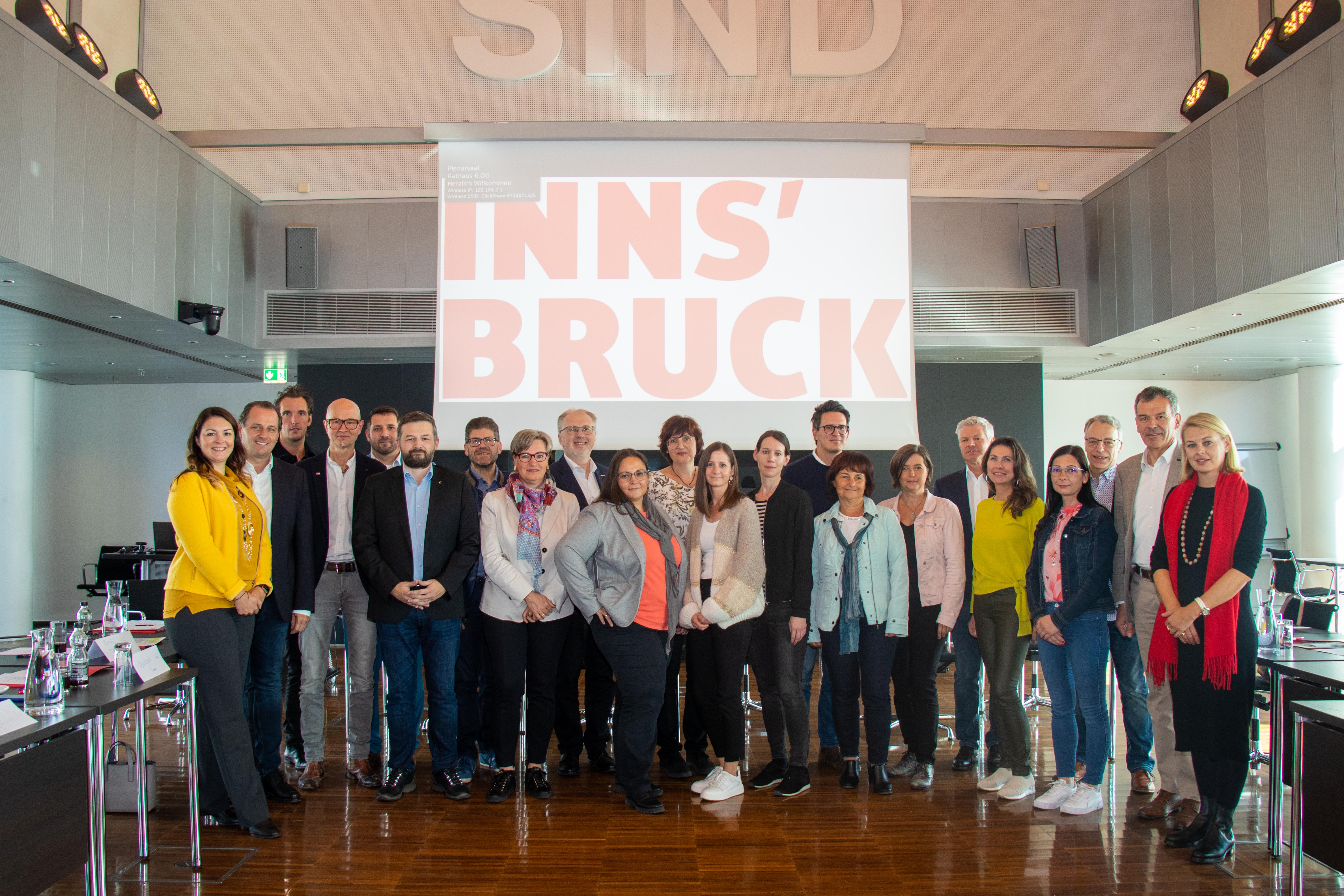 Bürgermeister Georg Willi (2. v. r.) und Bildungsstadträtin Elisabeth Mayr (r.) begrüßten gemeinsam den Fachausschuss für Bildung des Österreichischen Städtebundes im Innsbrucker Rathaus.