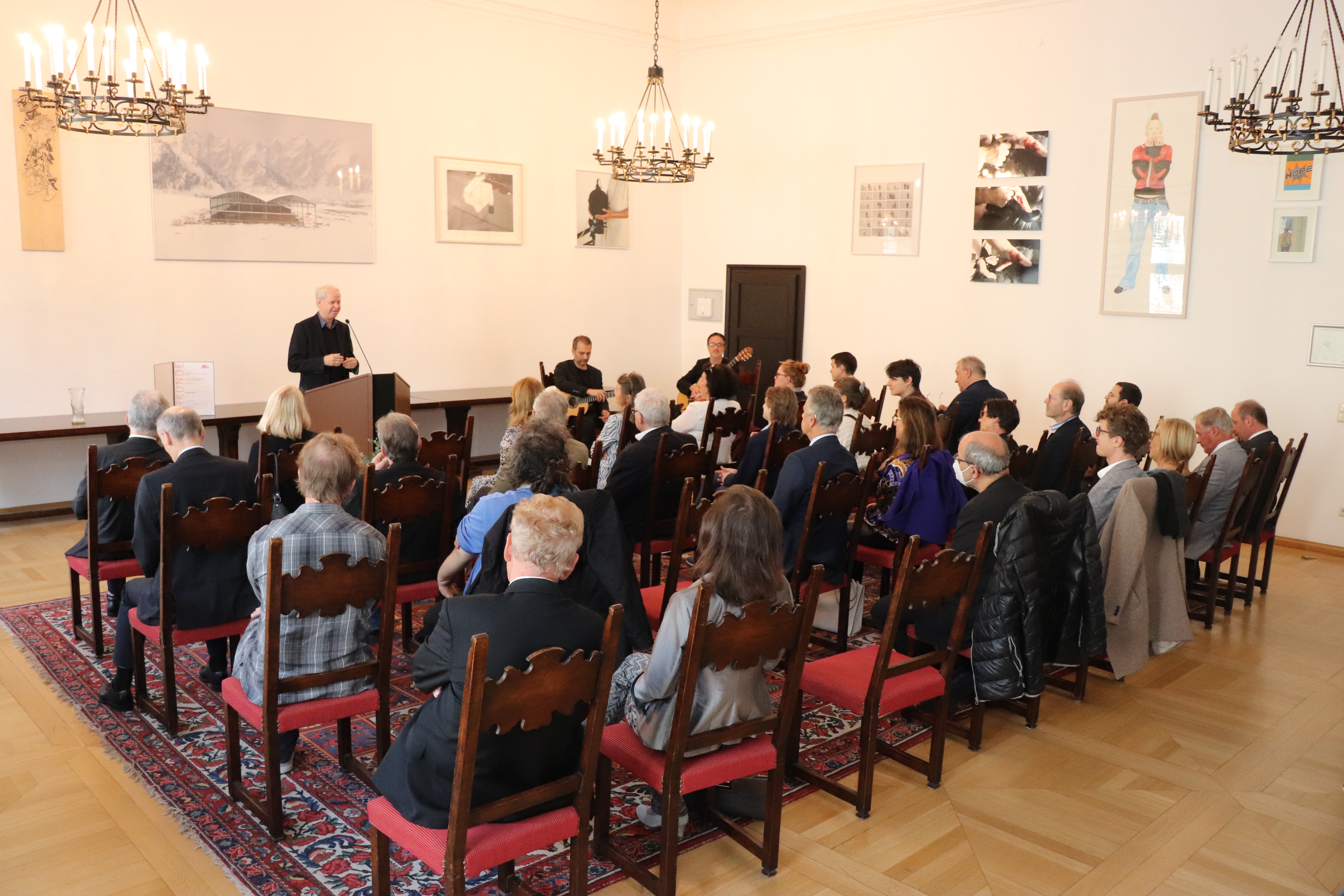 Das Gitarren-Duo Müller-Funes untermalte die Preisverleihung musikalisch. Der Preisträger Franz Baur schätzte die vorgetragenen "musikalischen Konsonanzen und Dissonanzen".